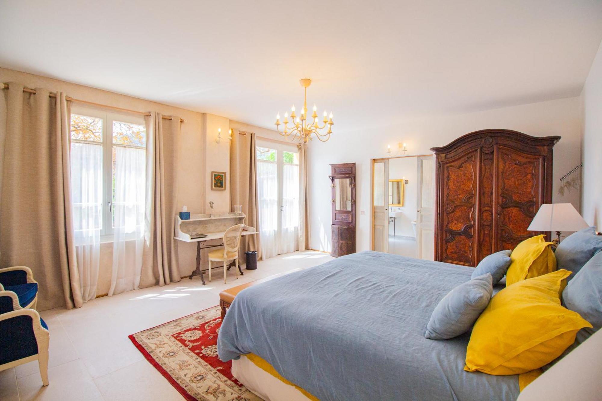 Chambre Lit King-Size avec Douche Accessible en Fauteuil Roulant - Adaptée aux Personnes à Mobilité Réduite
