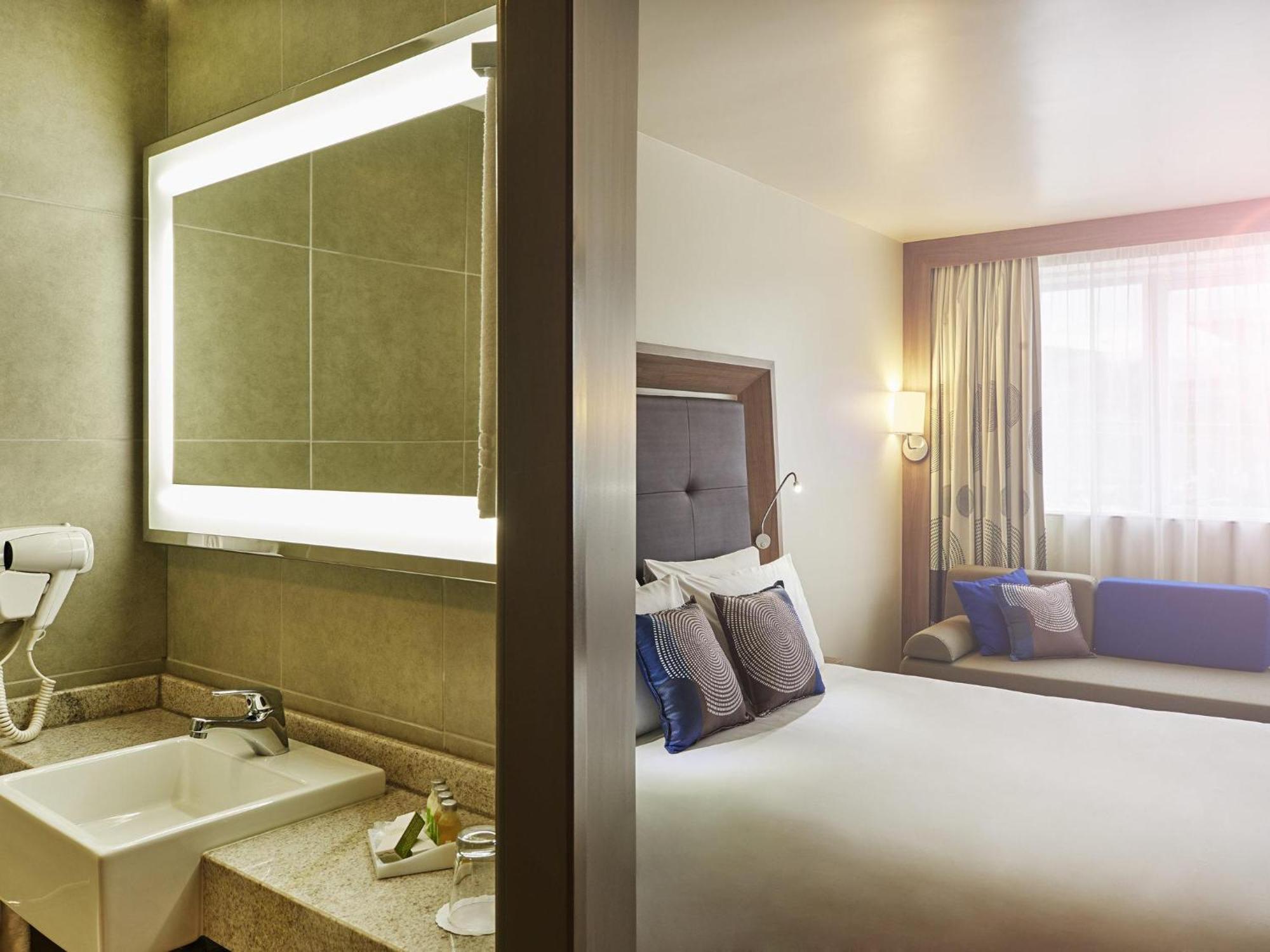 Quarto Queen Superior com Sofá