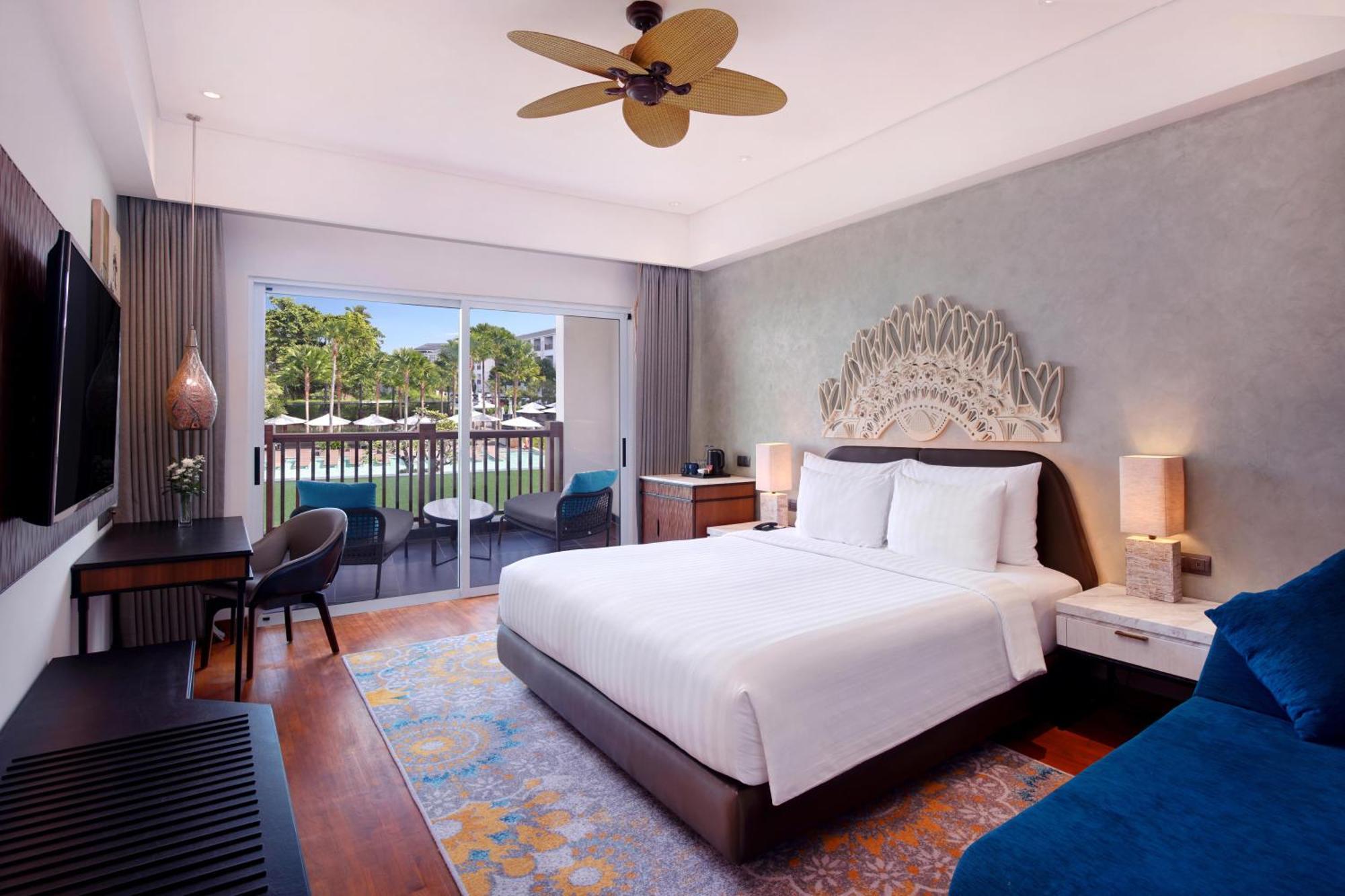 Deluxe King Room Pool View