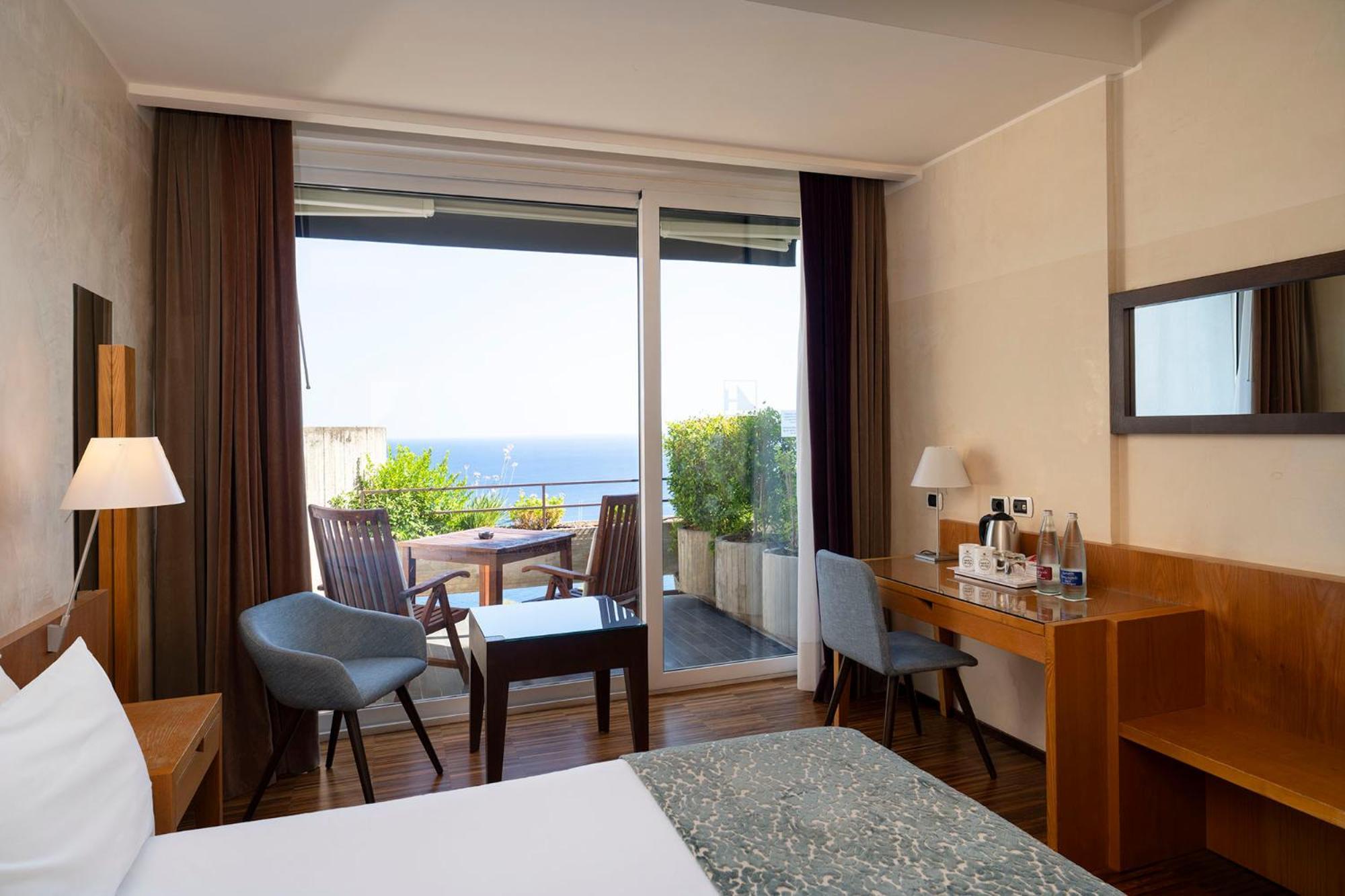 Superior Doppel- oder Zweibettzimmer mit Balkon und Premium-Meerblick