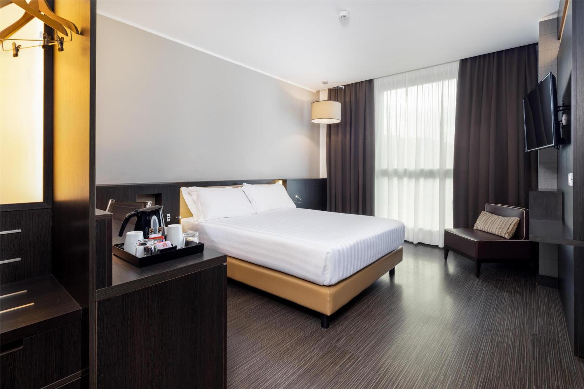 Superior Queen Room Queen Bed Non-Smoking