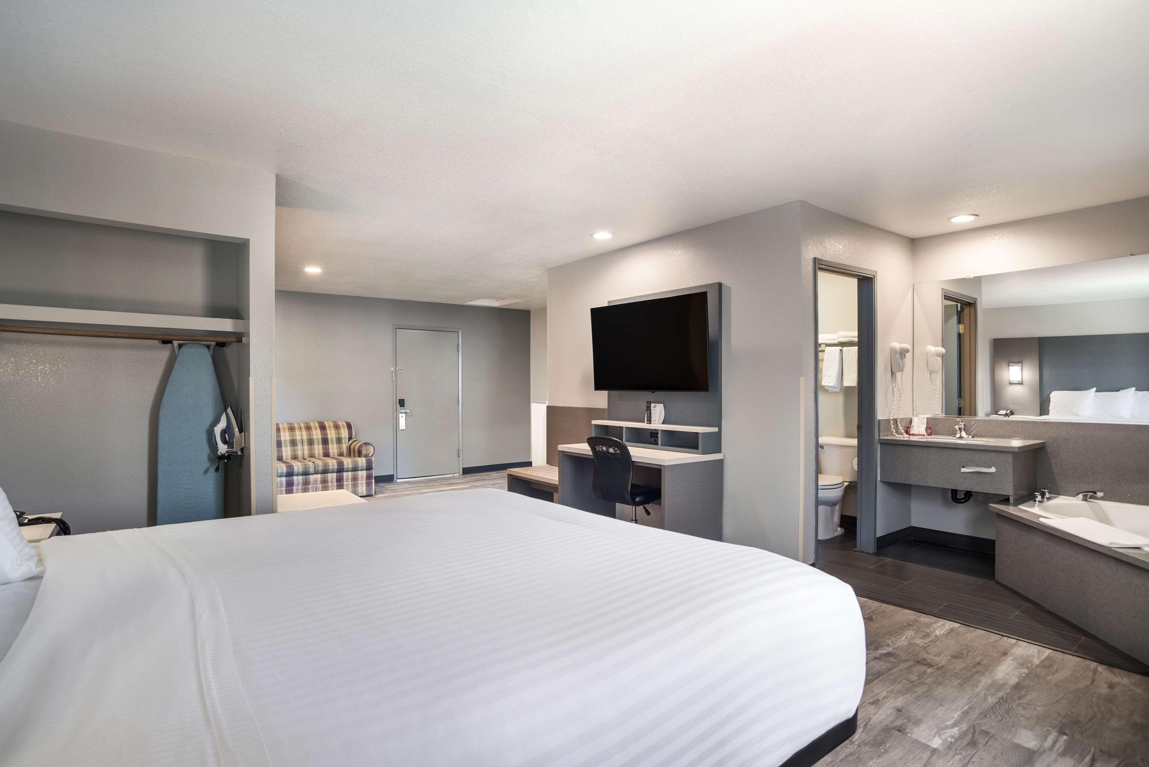 King Suite Jetted Tub,1708141082:JPEG
