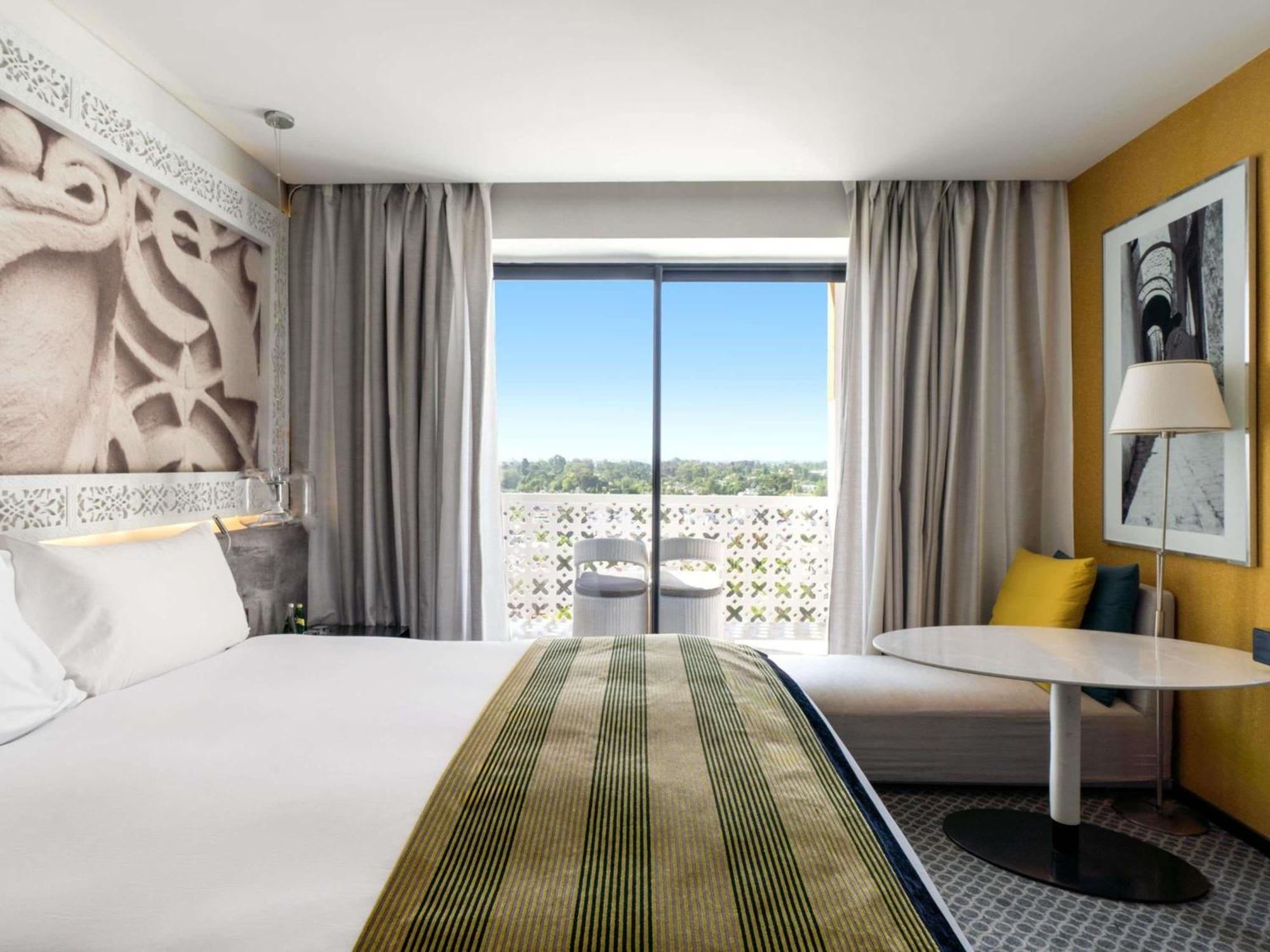 Deluxe Club Room with King-Size Bed,1717028393:JPEG