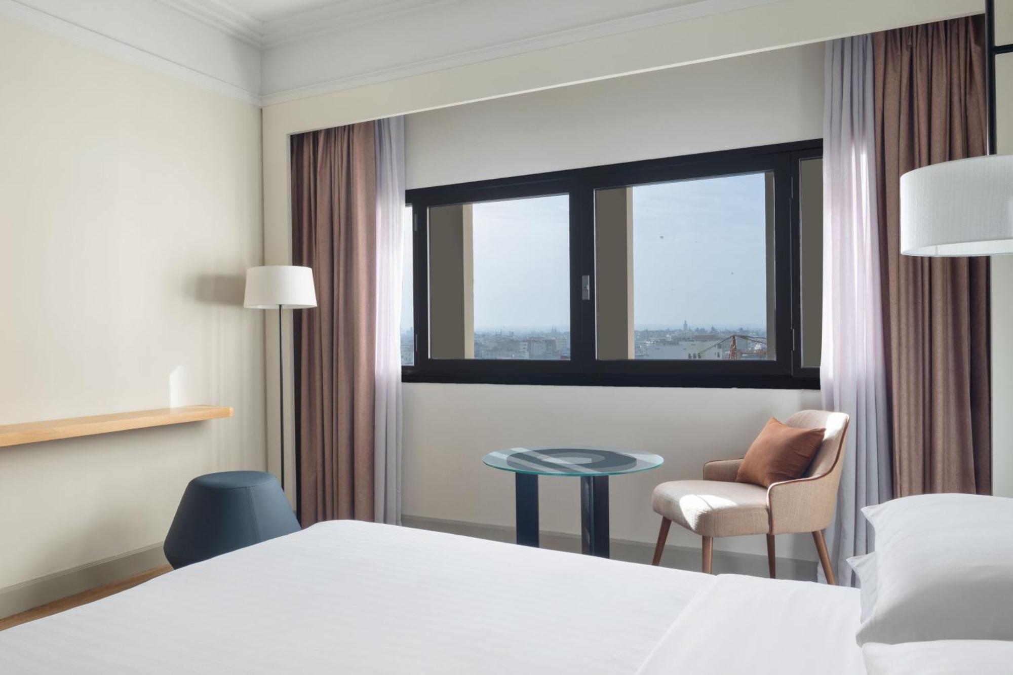 Deluxe King Room City View