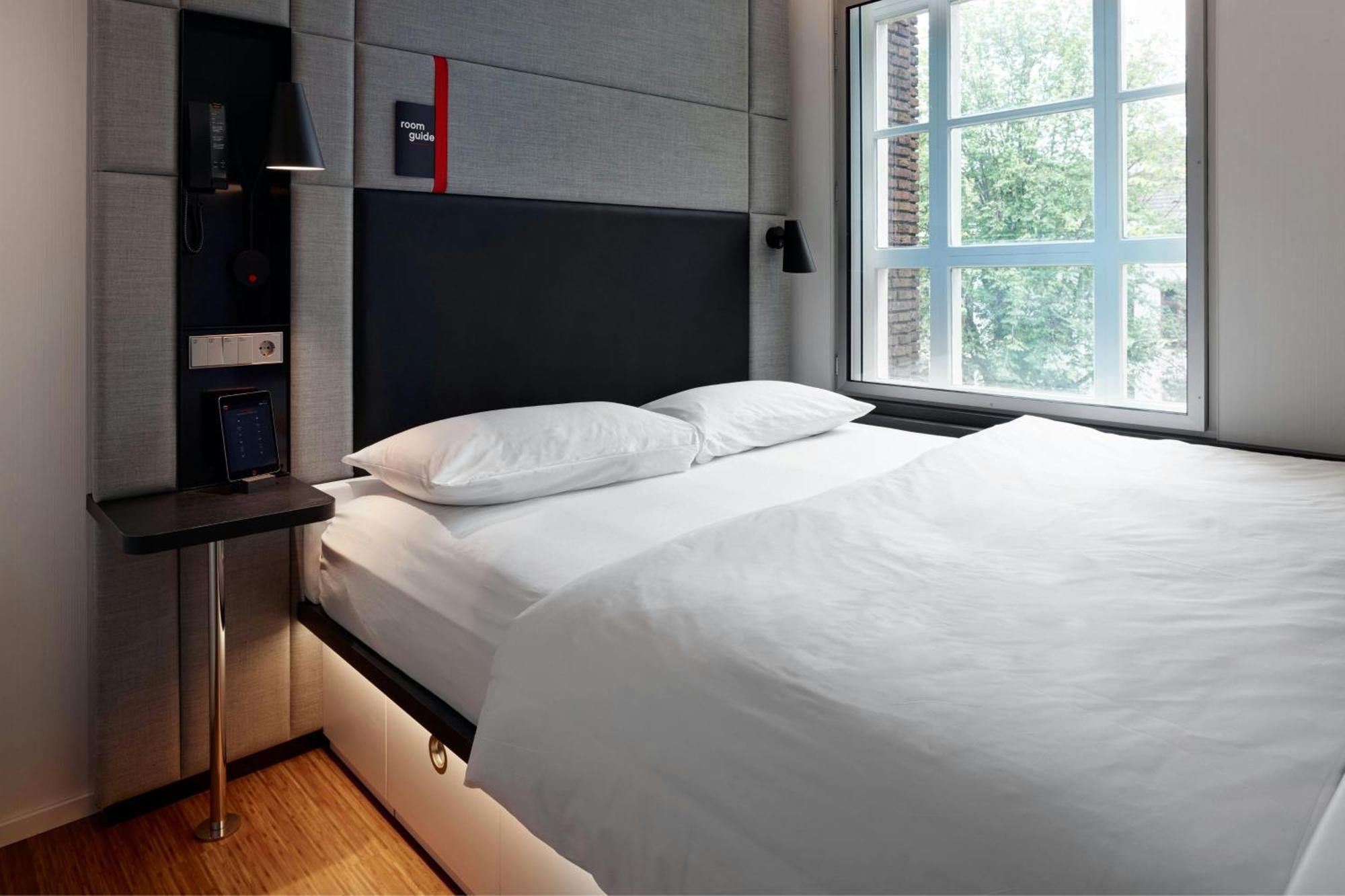 Chambre Lit King-Size Accessible aux Personnes à Mobilité Réduite