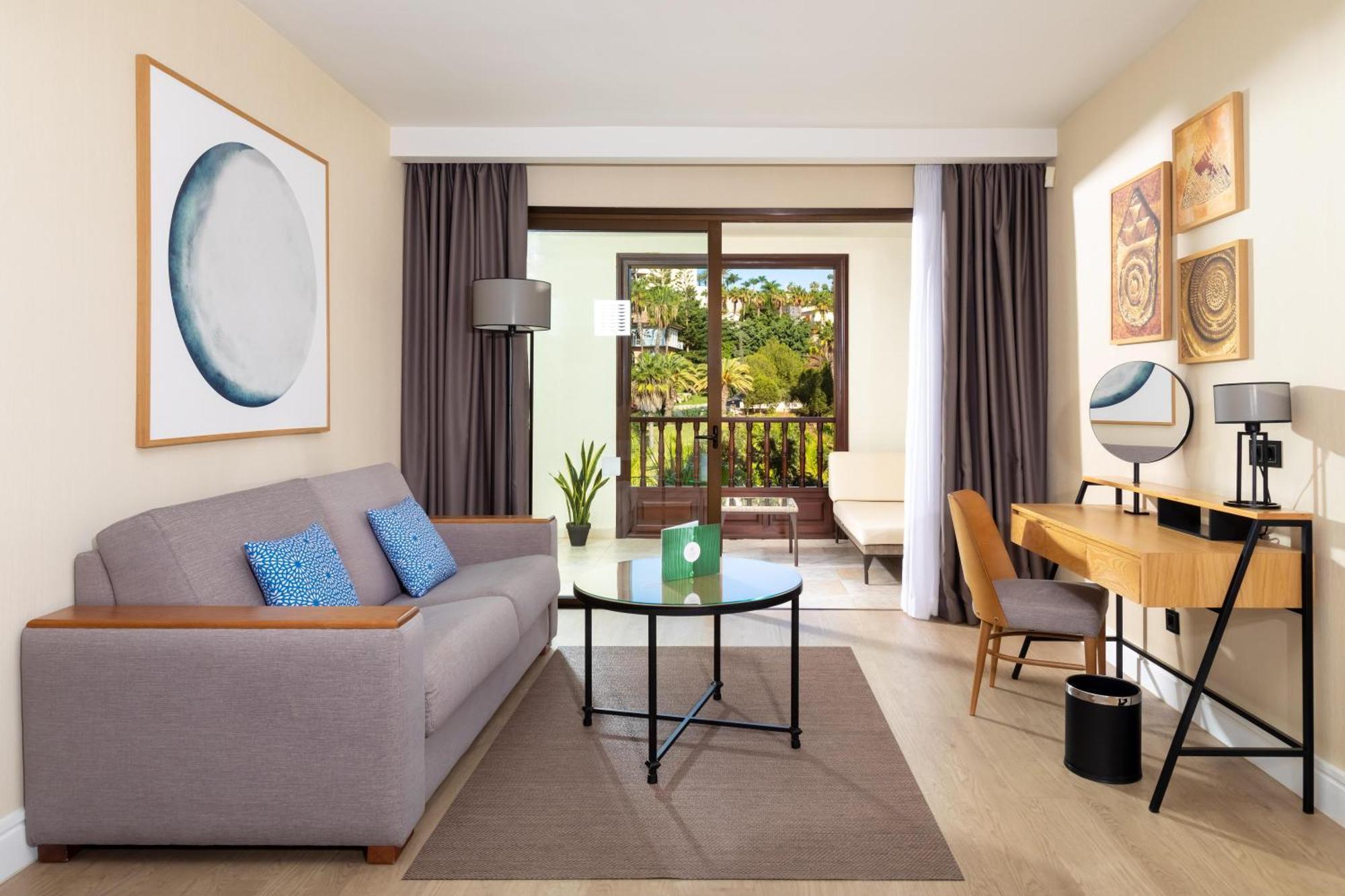 Deluxe Room (2 adults + 2 children)