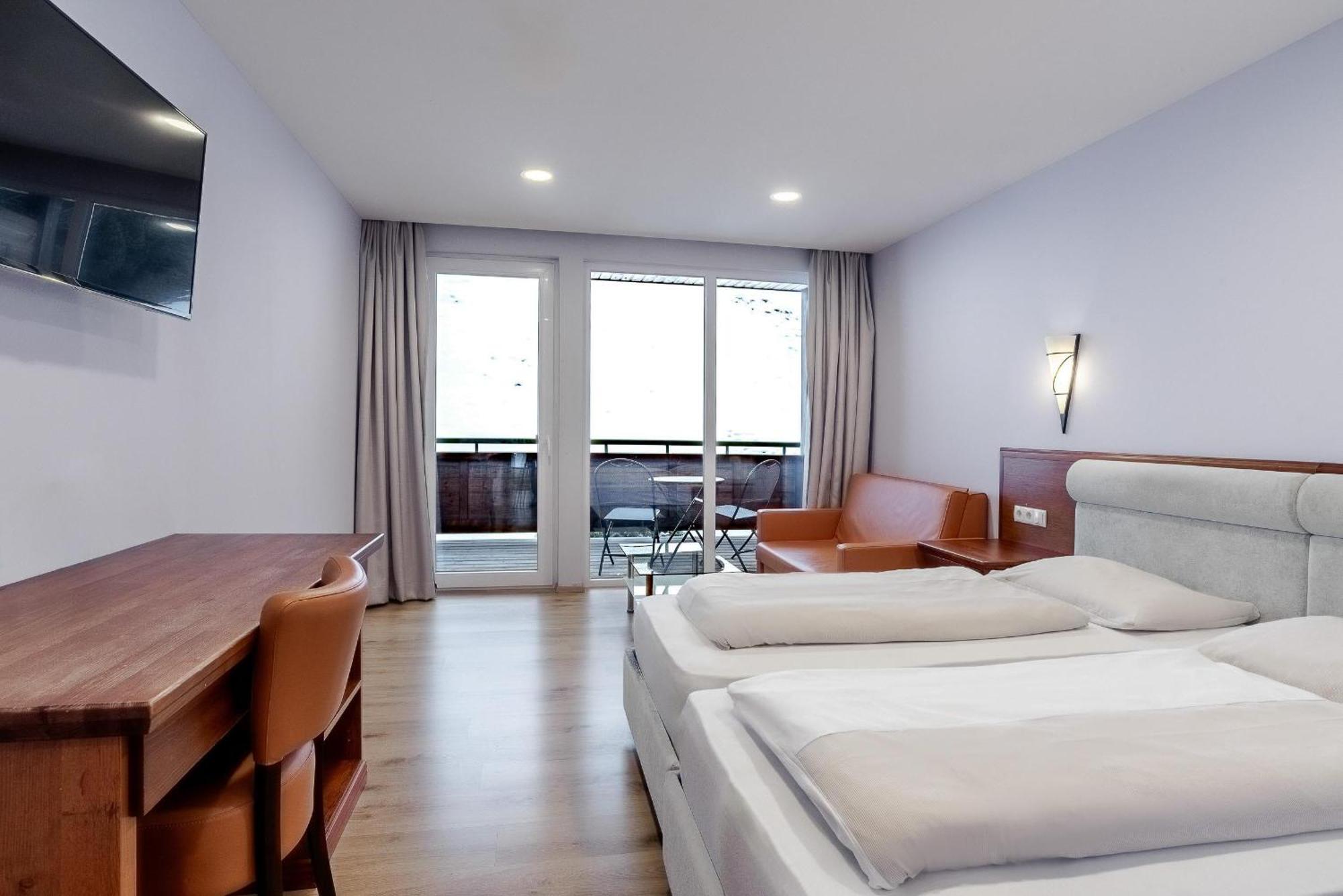 Zweibettzimmer mit Badewanne