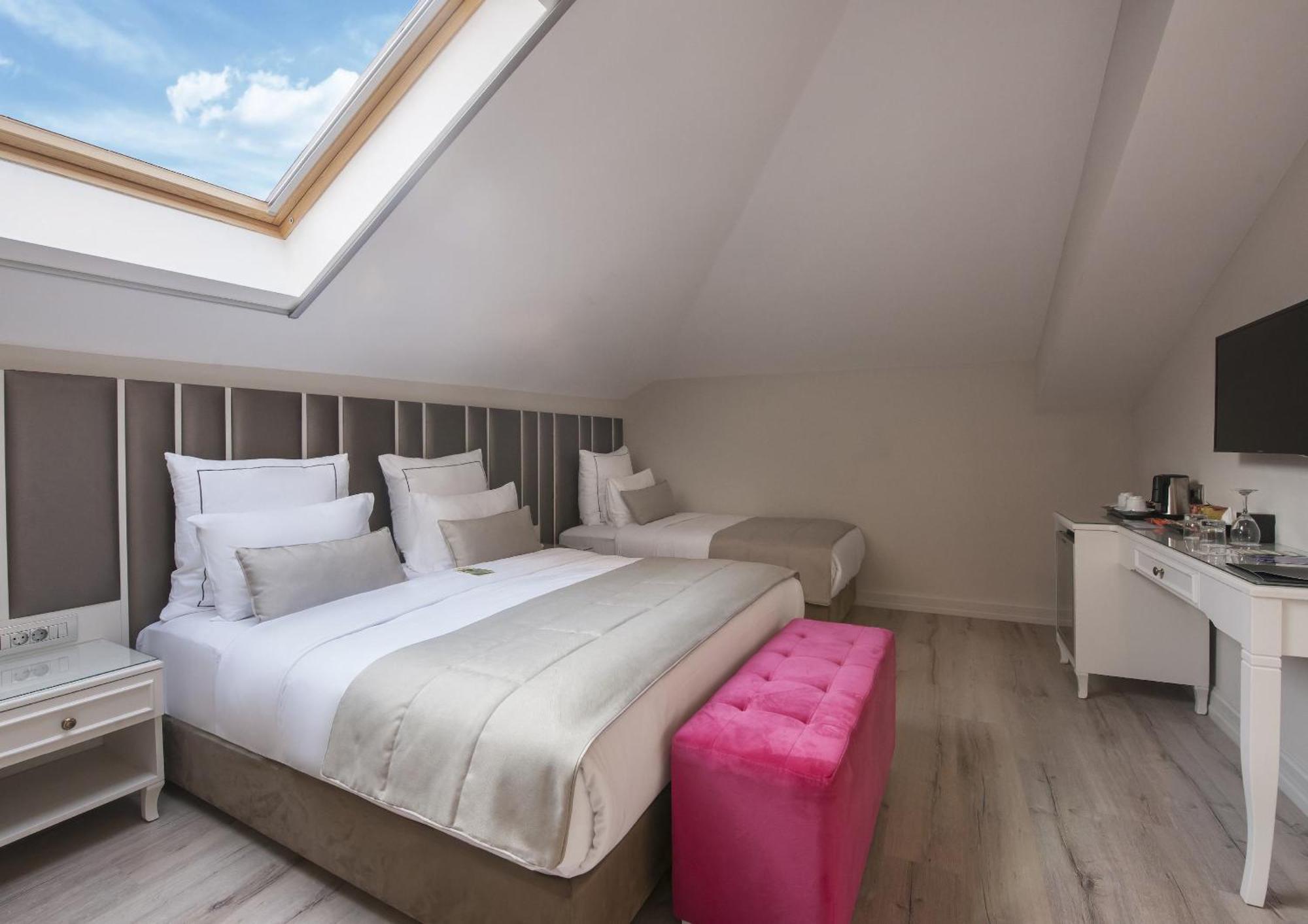 Family Room,1746978125:JPEG