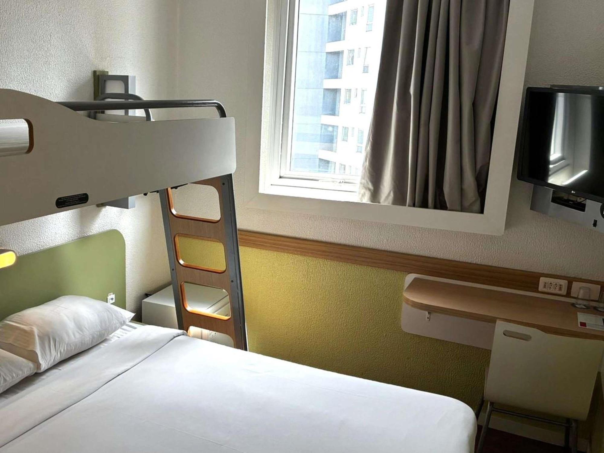 Superior Room with One Double Bed and One Single Bed,1747004153:JPEG