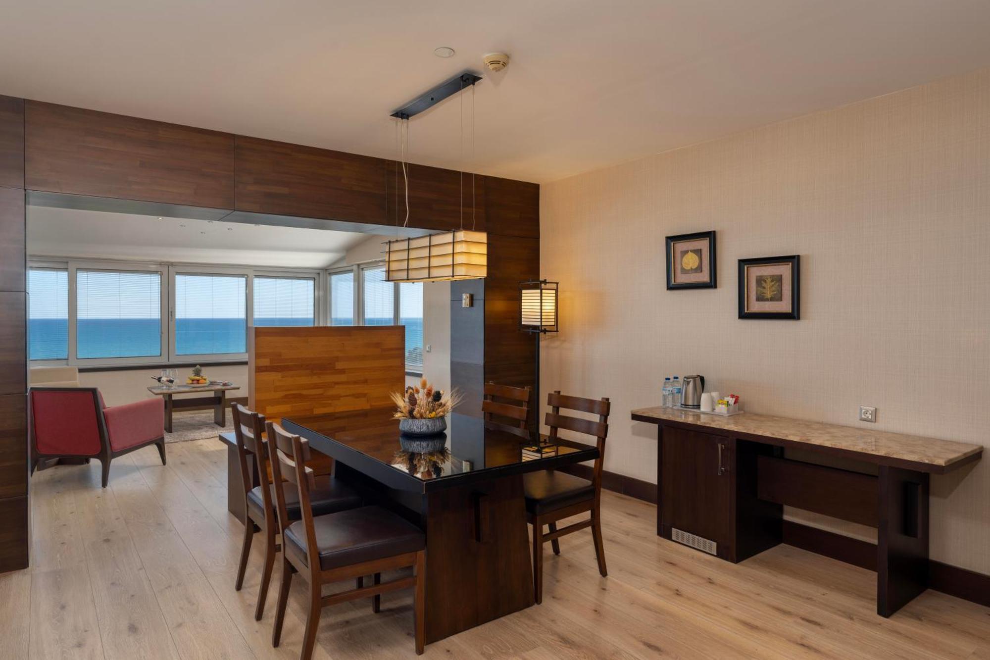 Suite Grand con bañera de hidromasaje, terraza y vistas al mar (3 adultos + 1 niño)
