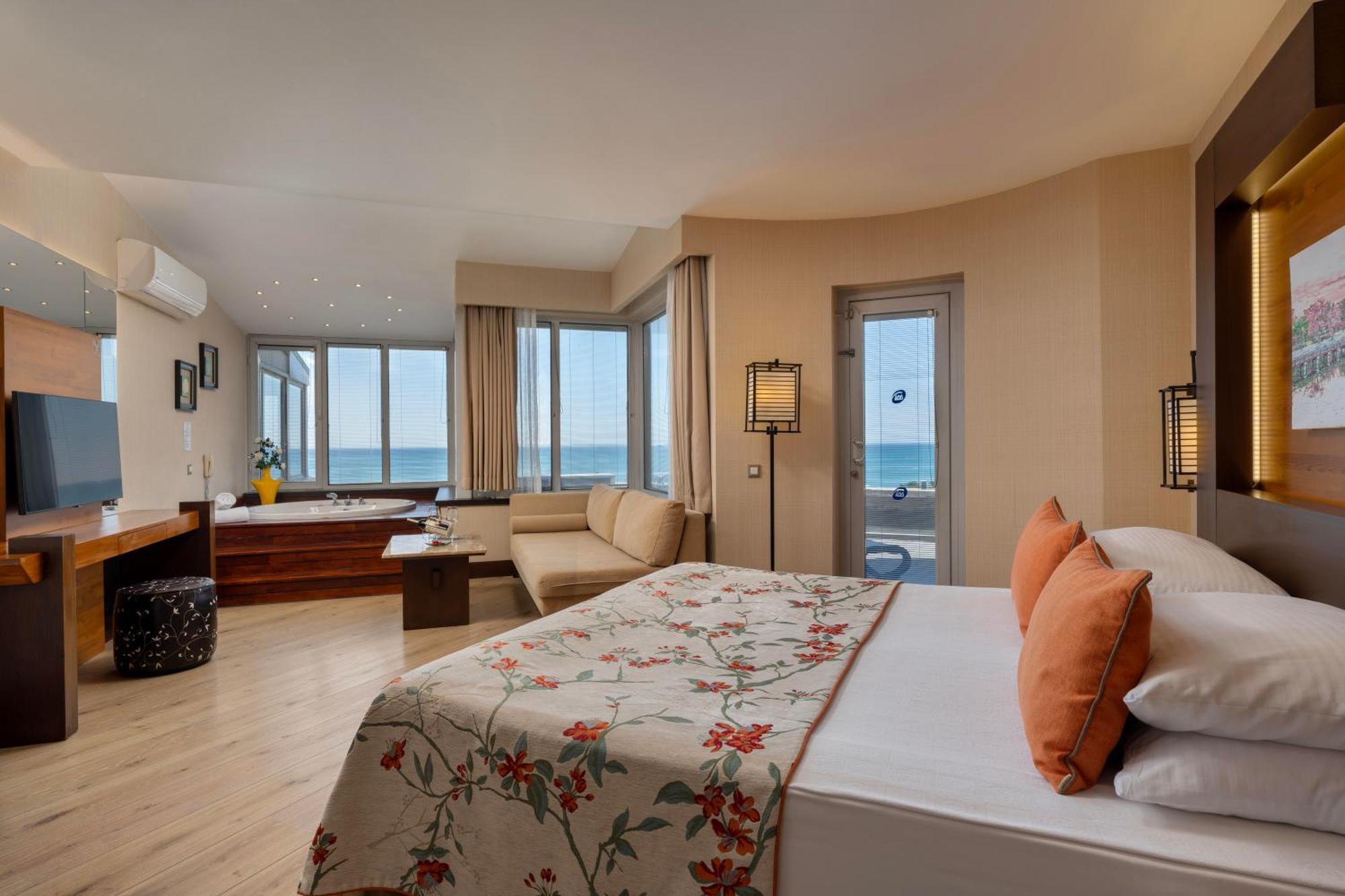 Suite Junior con bañera de hidromasaje y vistas al mar