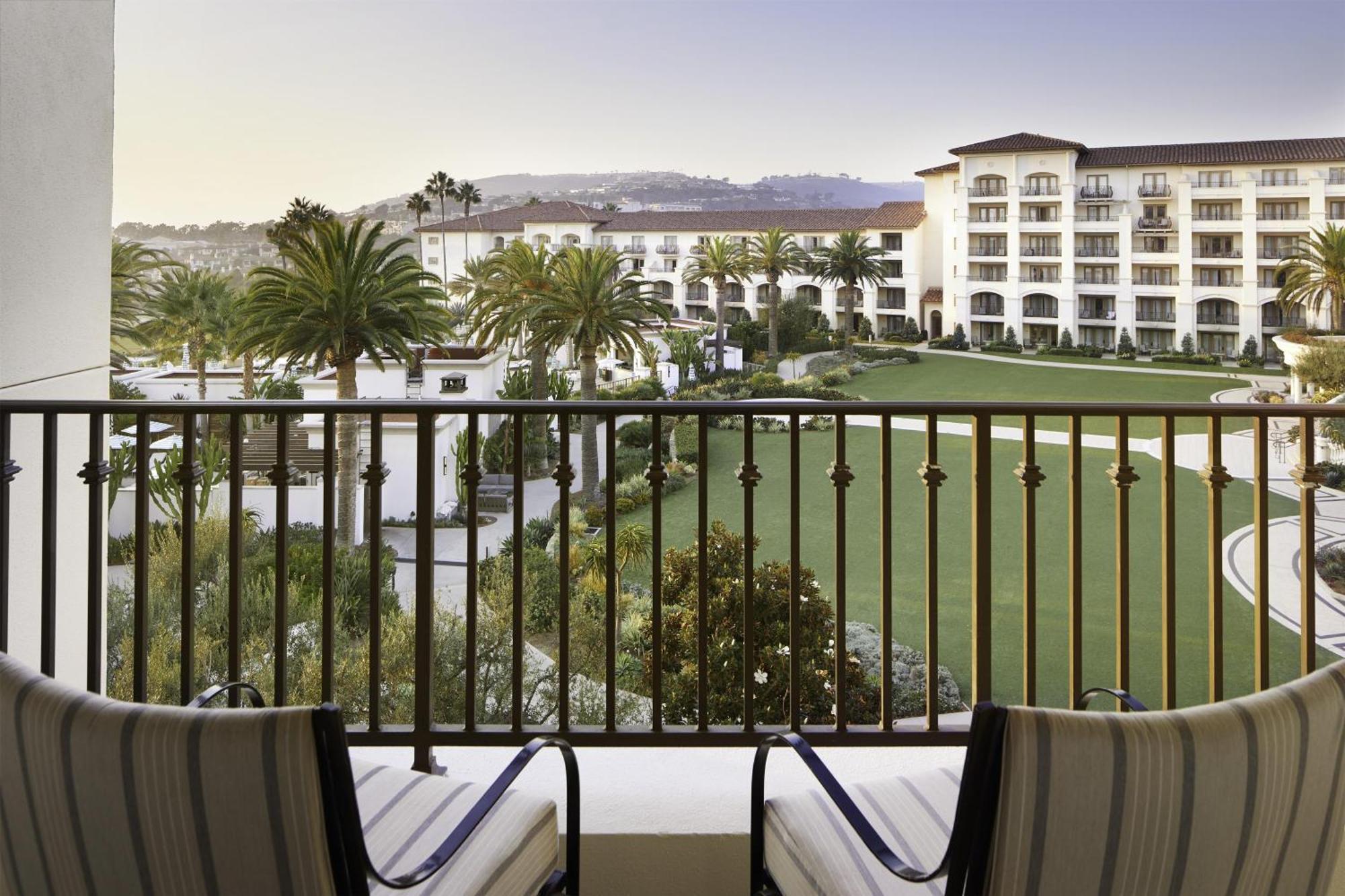 Deluxe King Room Pool View