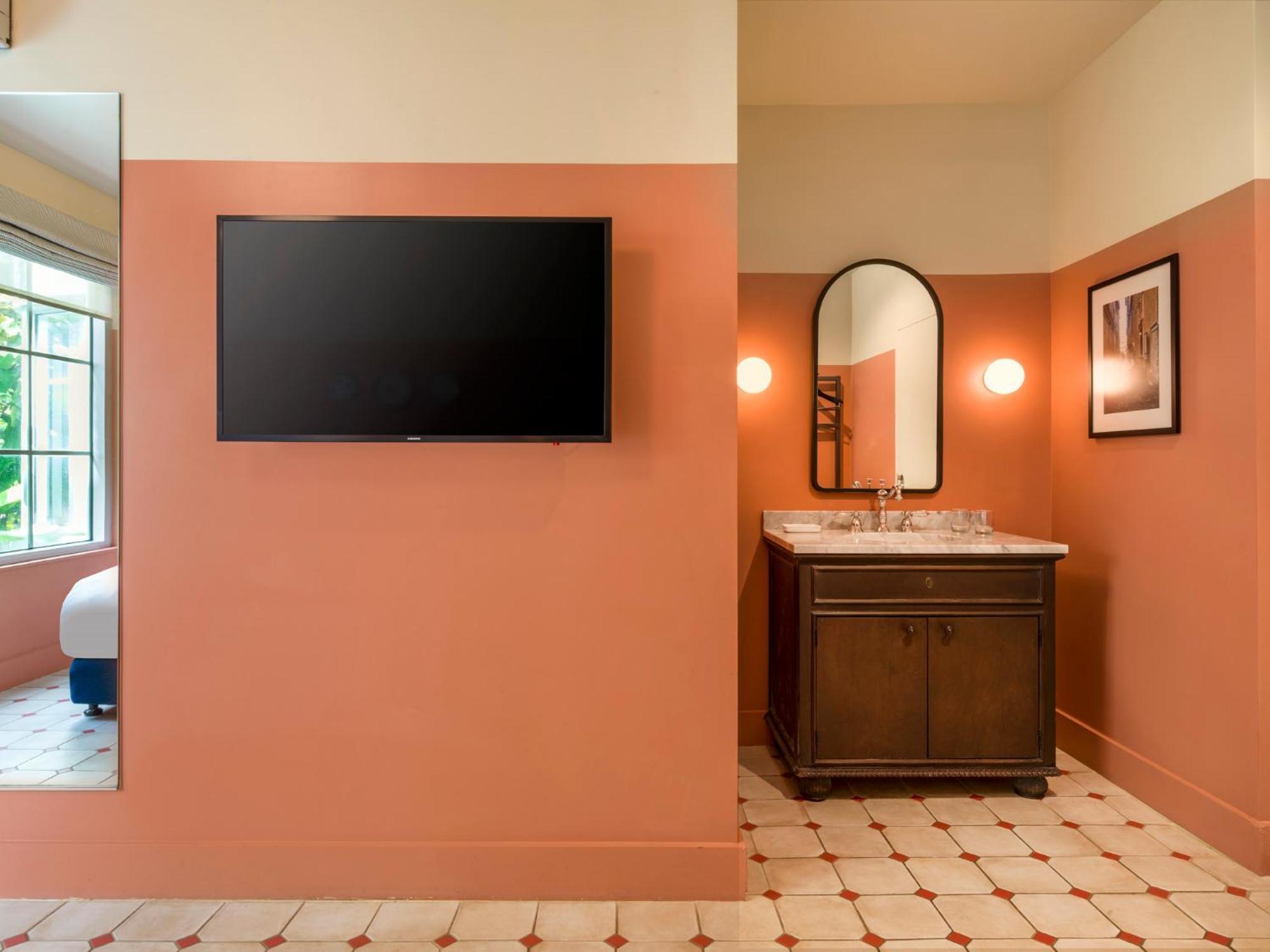 King Room,1758639204:JPEG