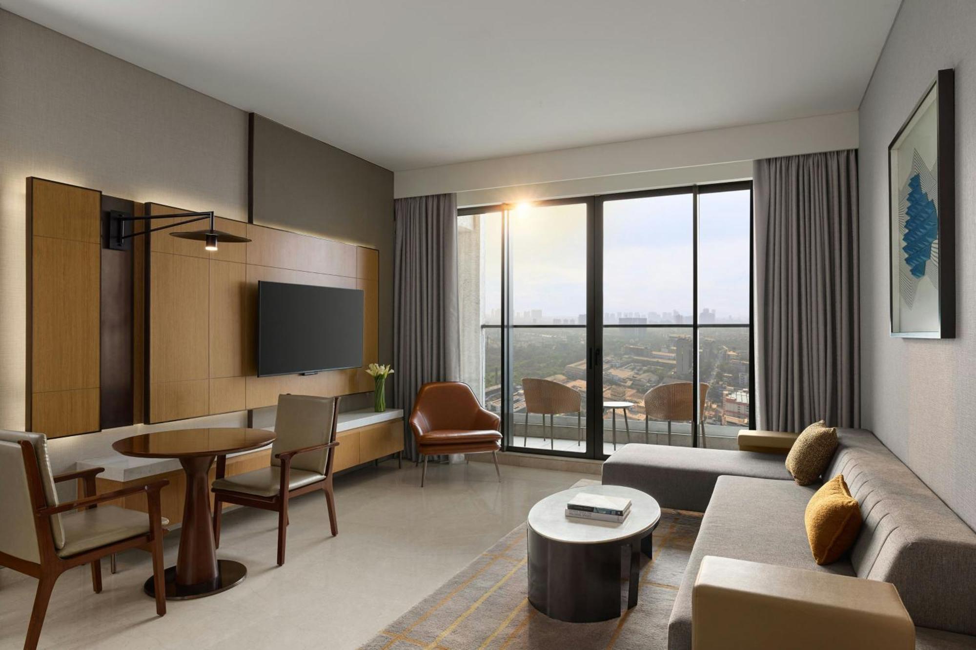 Luxury Suite, Club lounge access, 1 Bedroom Larger Suite, 1 King, Skyline view, Balcony