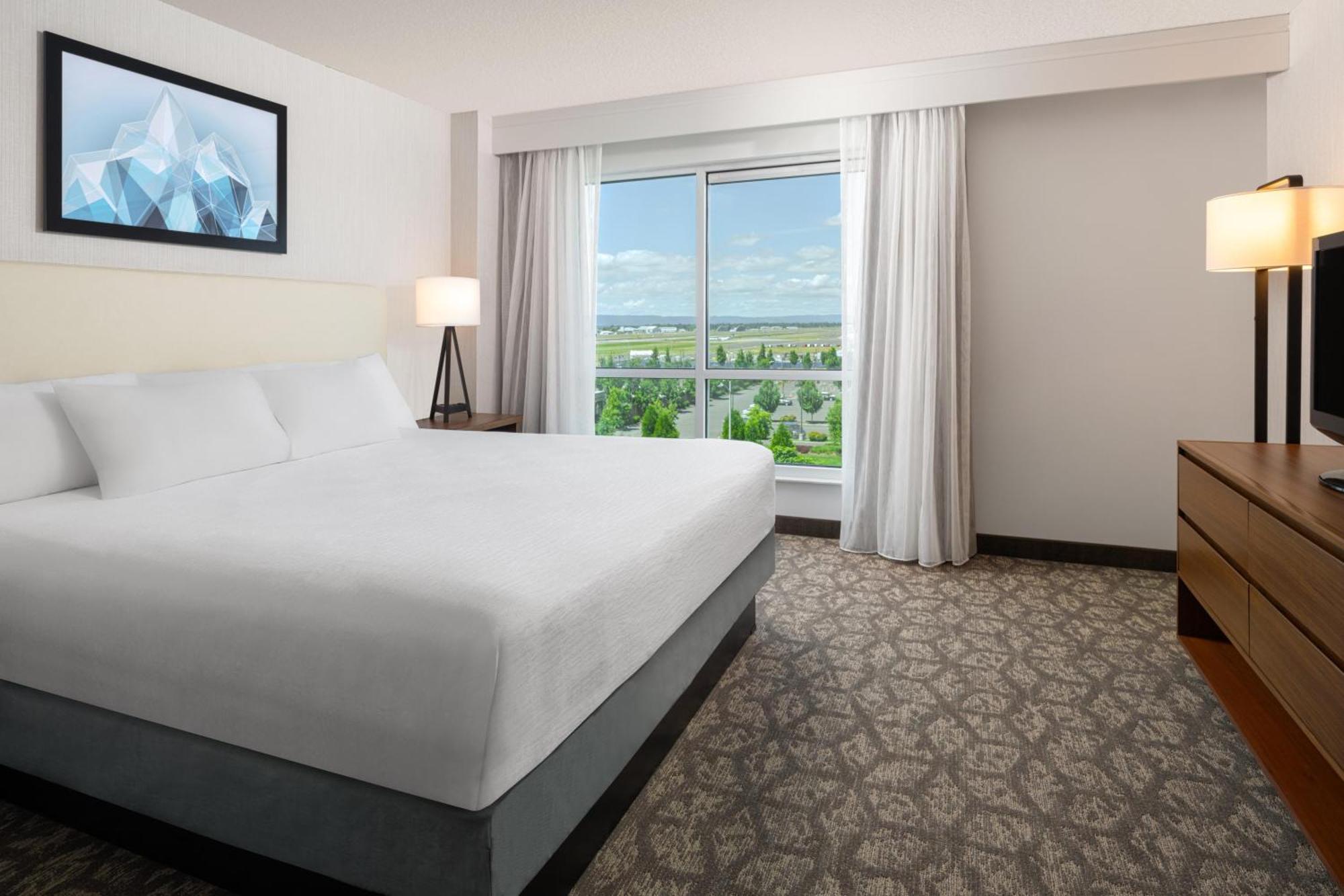 One-Bedroom King Suite with Roll-In Shower - Mobility Access/Non-Smoking