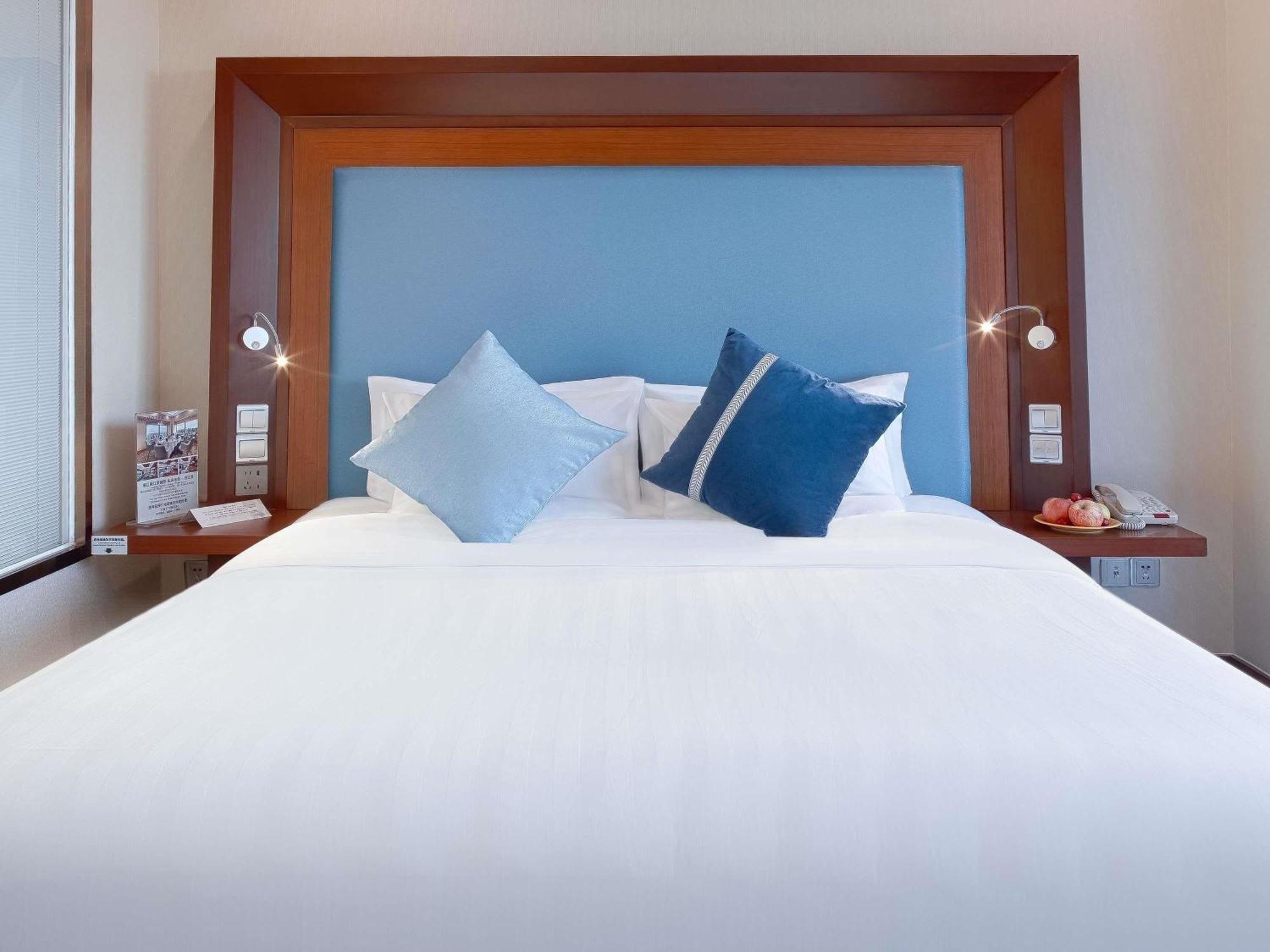 Superior Zimmer mit Kingsize-Bett – Executive-Flügel bietet Blick auf den Fluss Huang Pu und Happy Hour für 2 Personen im rotierenden Restaurant (17:30–20:00 Uhr)