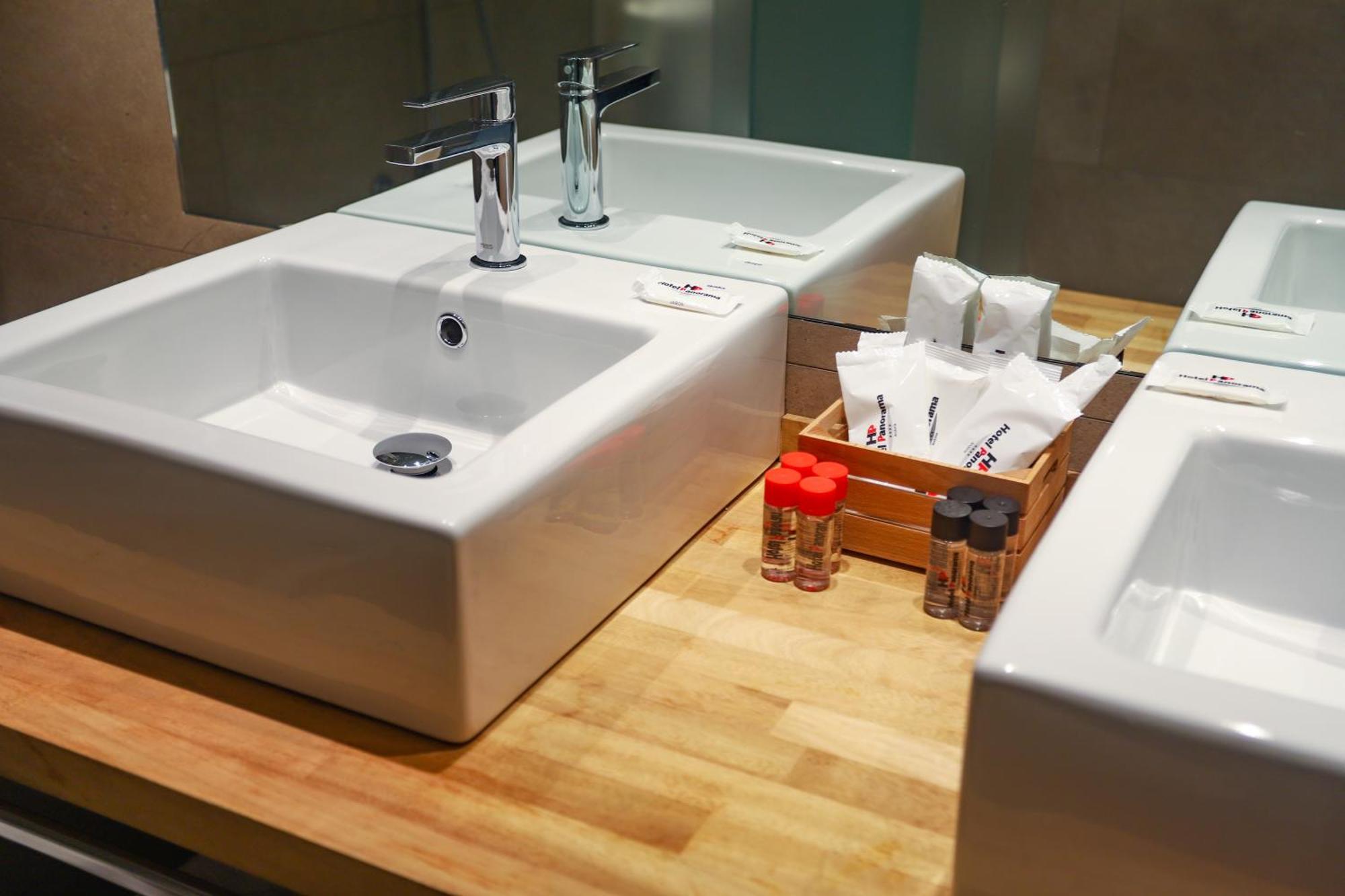 Jr Suite with Mountain View hot tub and Spa Access