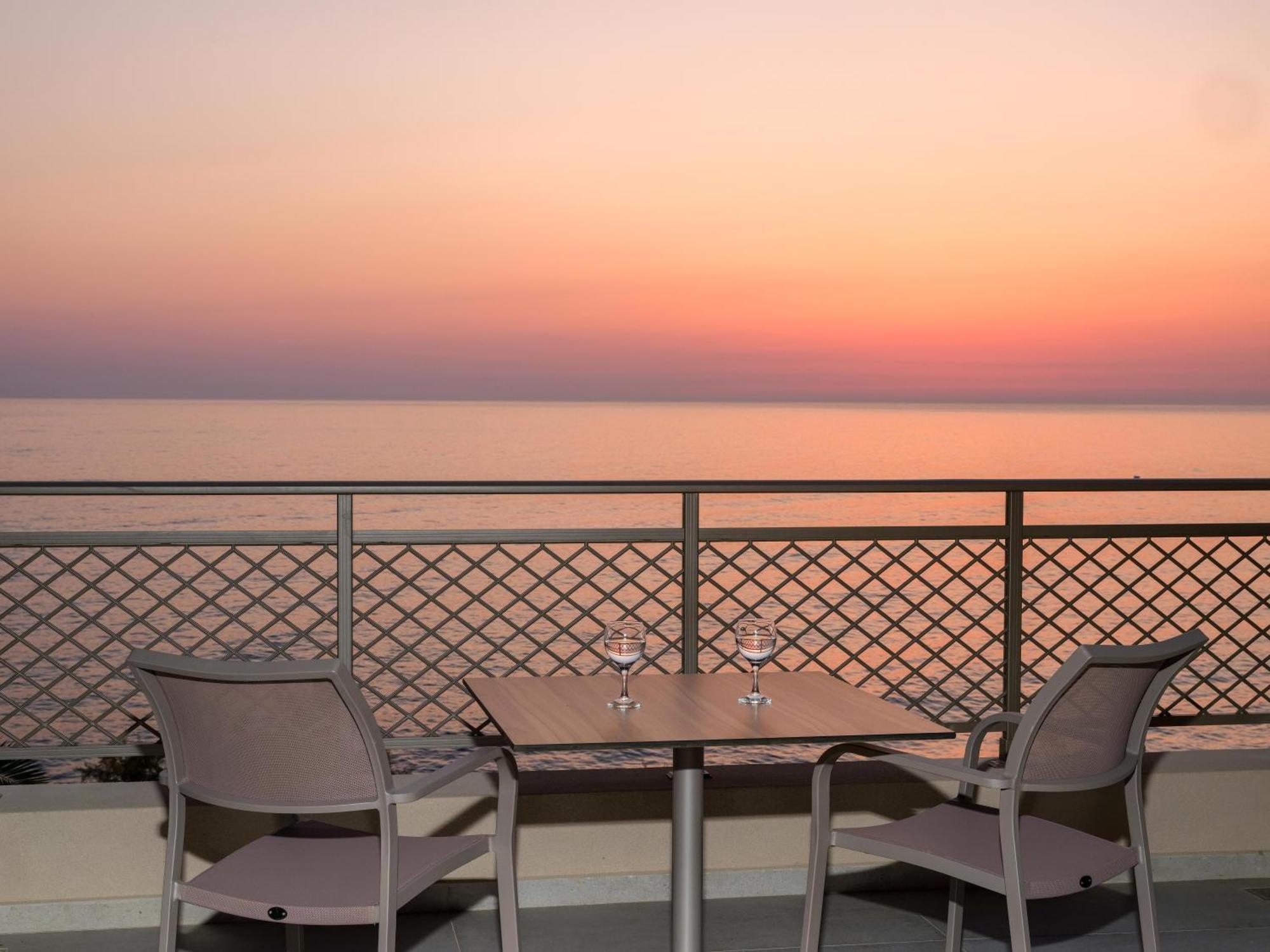 Camera Familiare Comfort con Vista Mare Frontale e Area Bambini Visivamente Separata