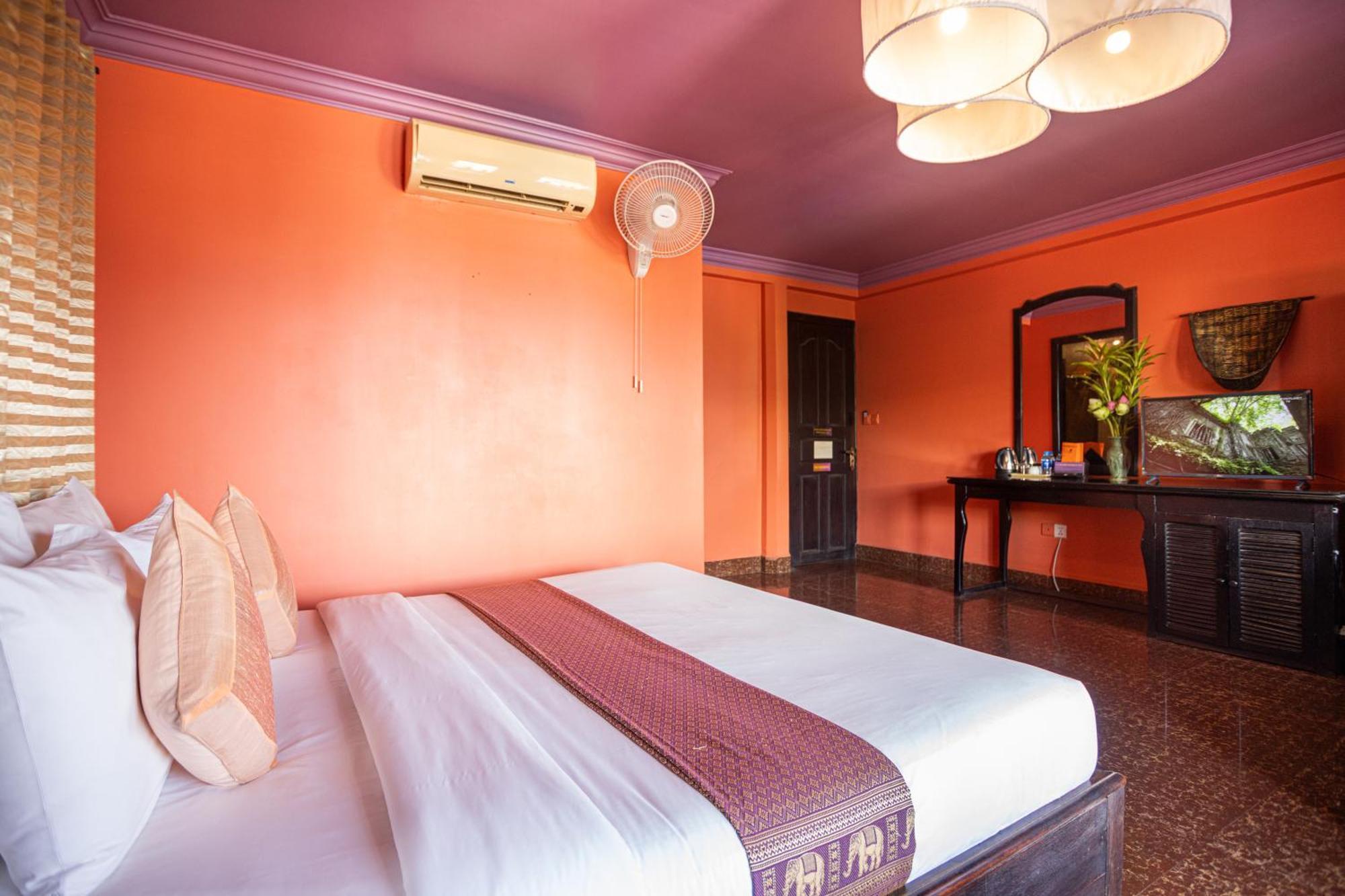 Zimmer mit Kingsize-Bett und Balkon