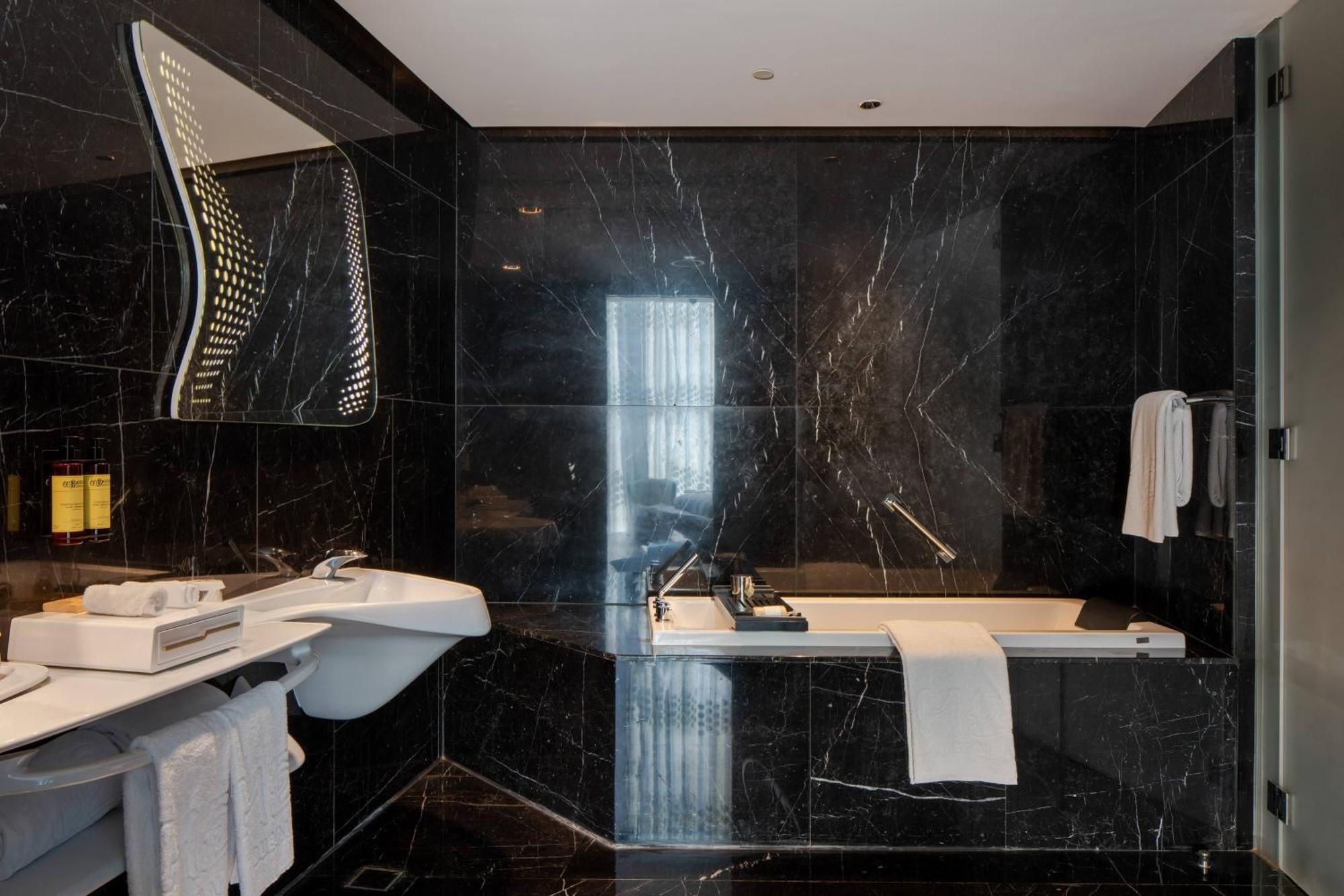 Extra ME + Junior Suite con Vista Burj Khalifa e Jacuzzi
