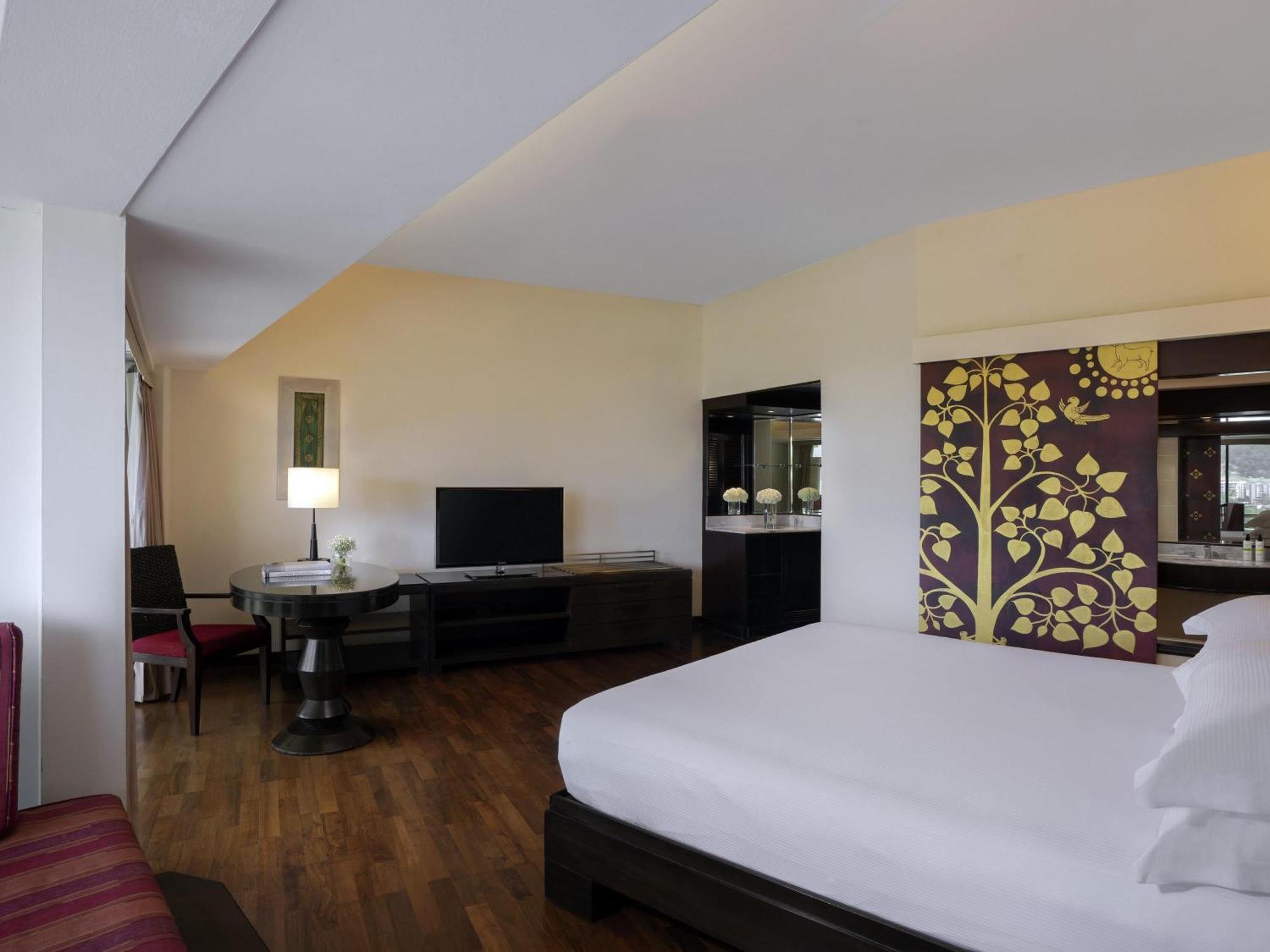 Junior King Suite Garden View