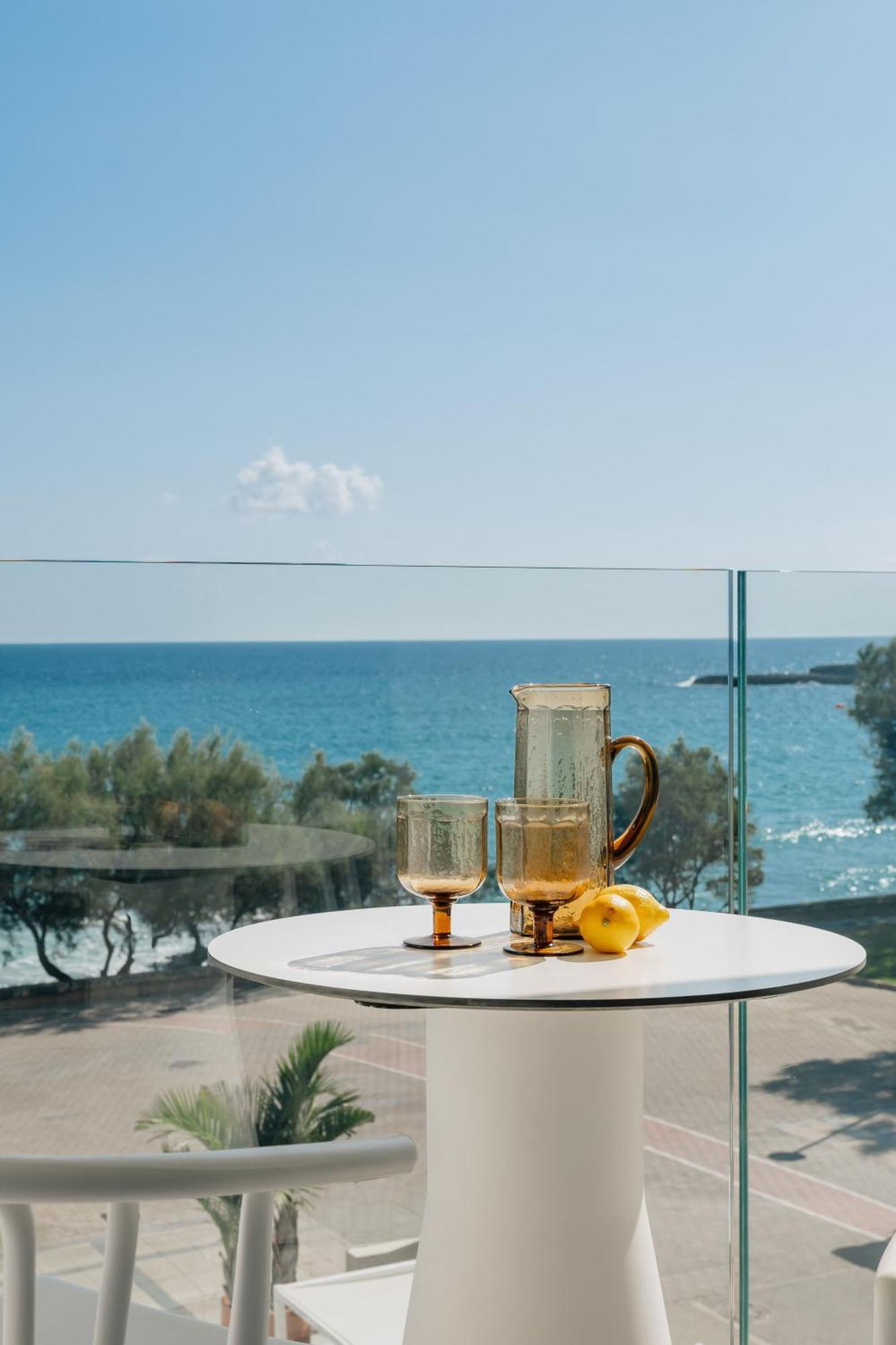 Deluxe Room Frontal Sea View