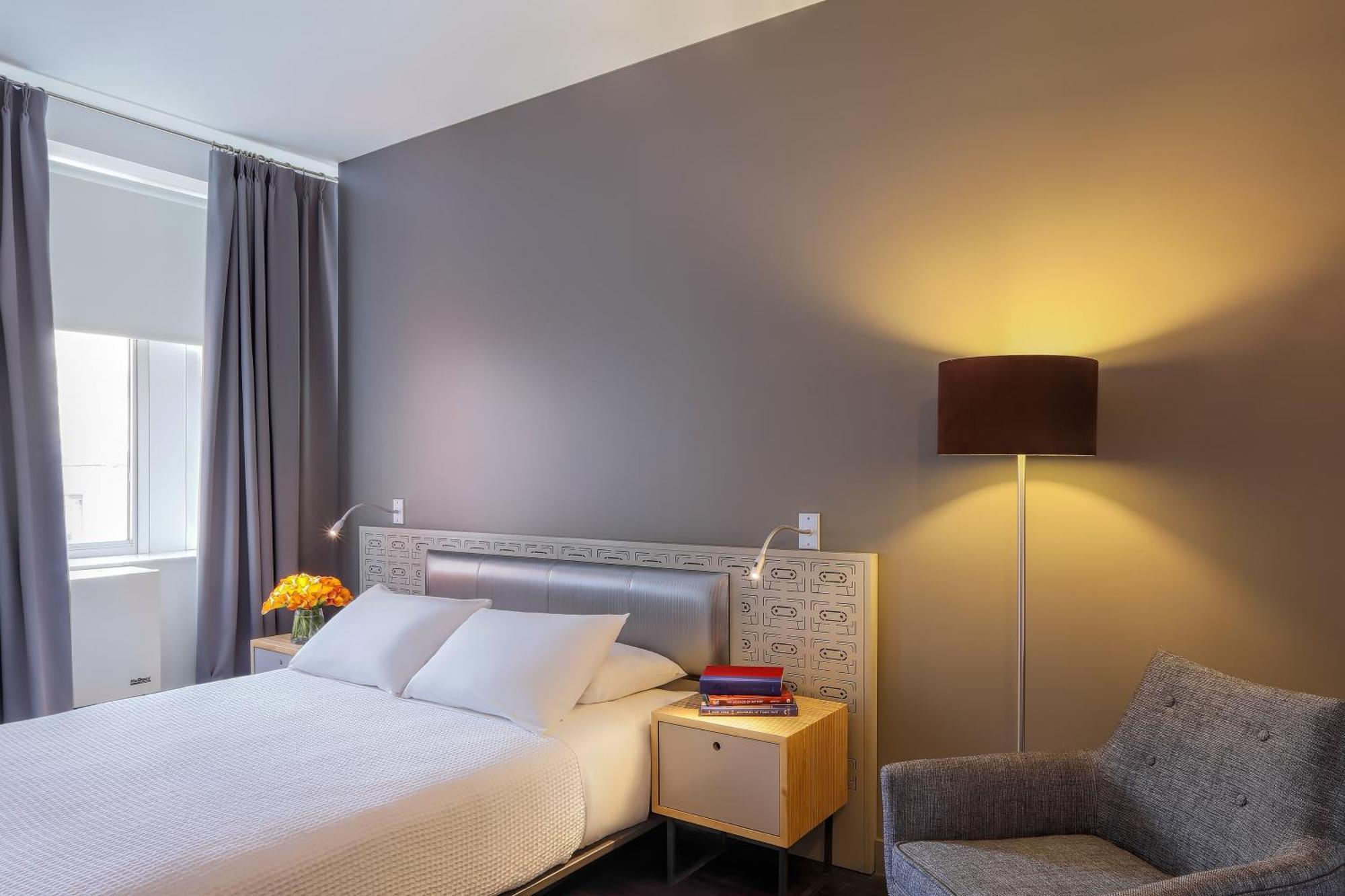 Quarto com Cama Queen-size e Chuveiro Acessível a Cadeirantes - Acessível para Hóspedes com Mobilidade Reduzida