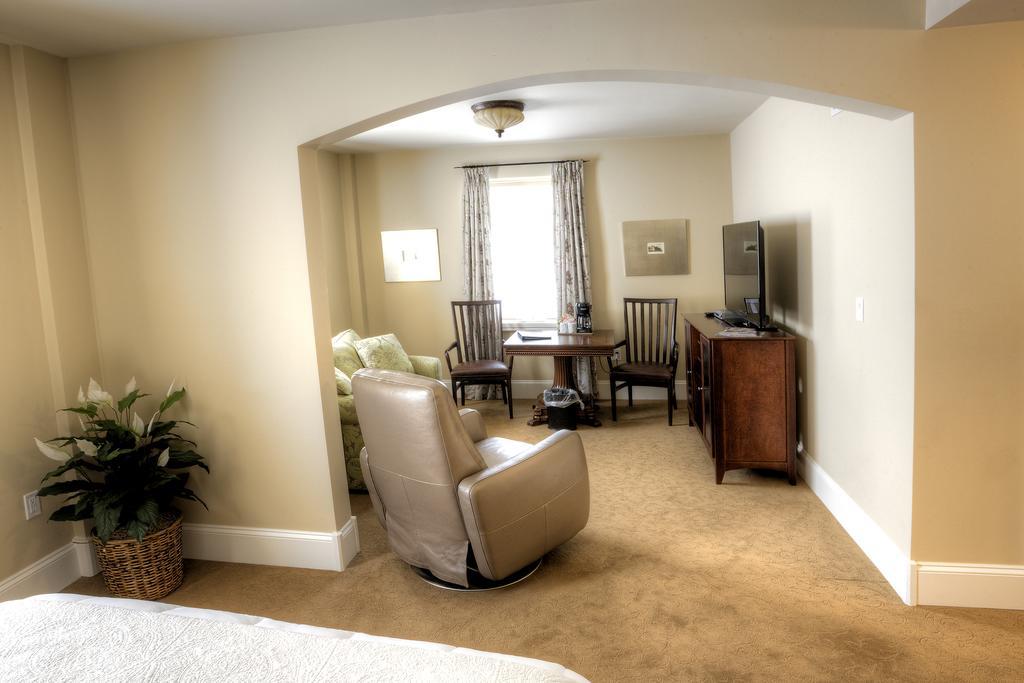 Deluxe Queen Suite