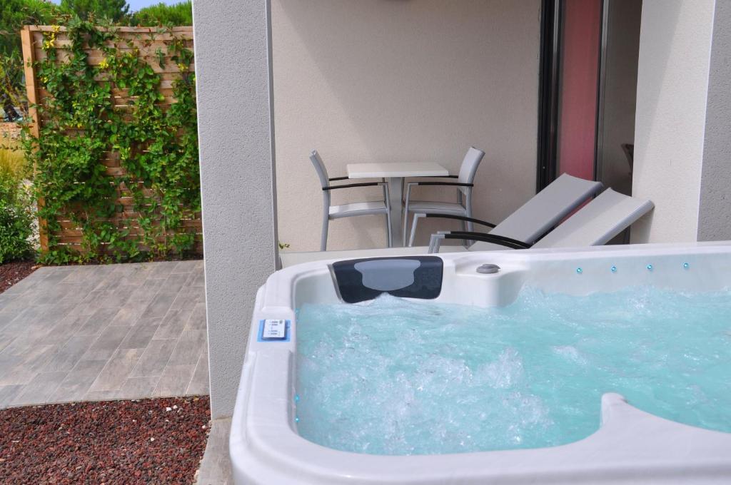 Prestige Double Room with Hot Tub,25384023:JPEG