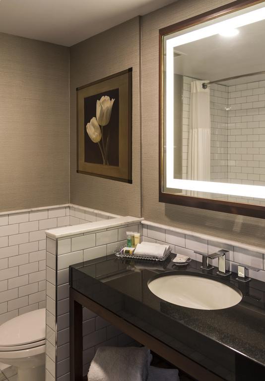 Habitación con cama grande y vistas al parque