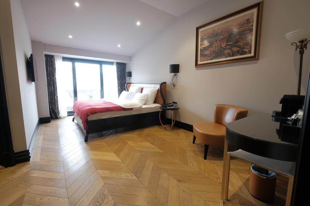Superior Doppelzimmer mit Blick auf den Galataturm und Balkon