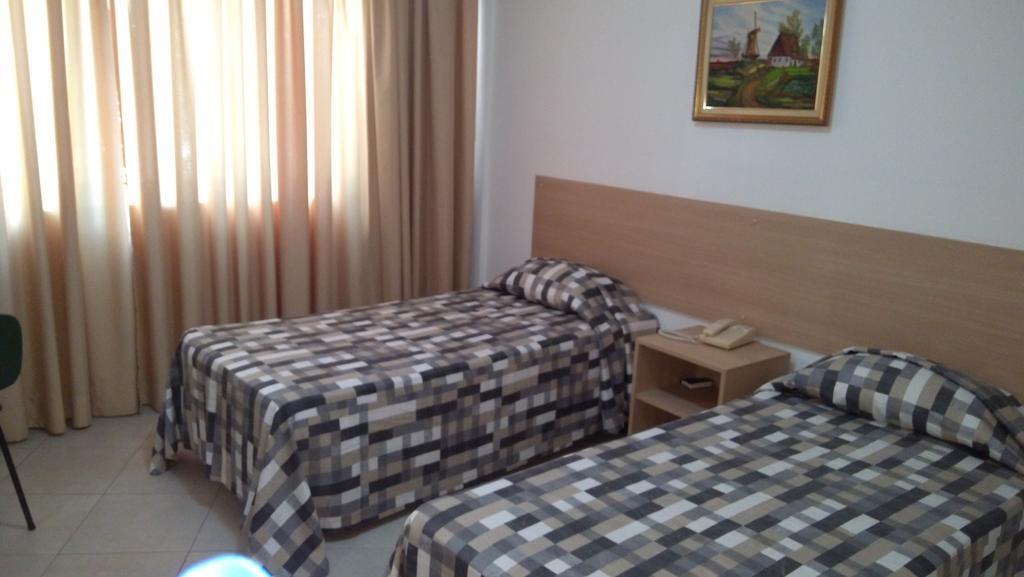 Quarto com 2 Camas de Solteiro