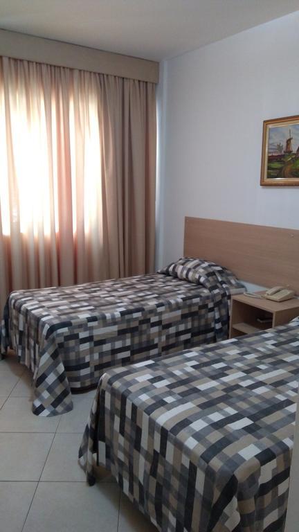 Quarto com 2 Camas de Solteiro