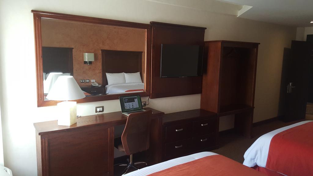Habitación con cama extragrande.