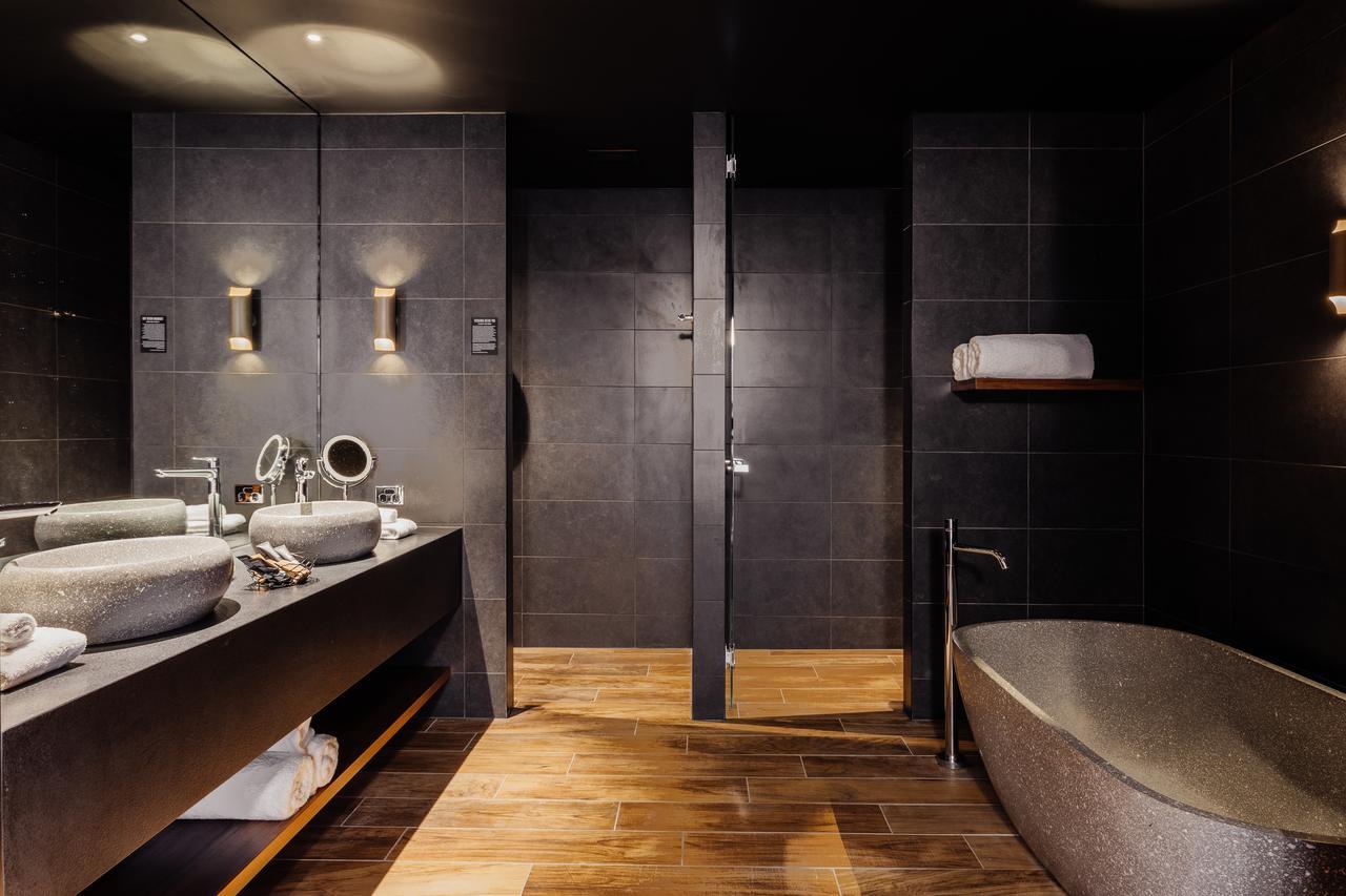 Premium Waterfront Terrace,631108539:JPEG