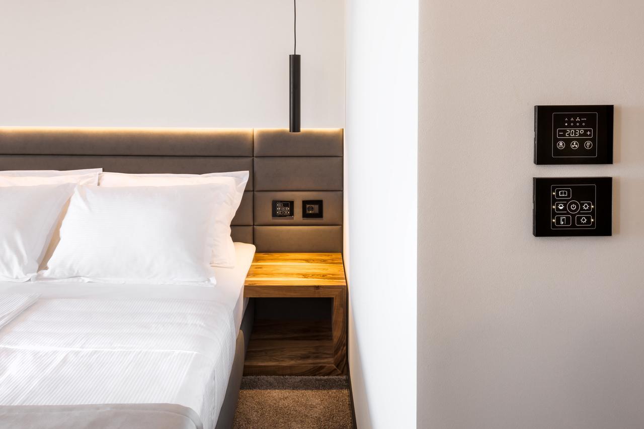 Deluxe Double Room with Side Sea View