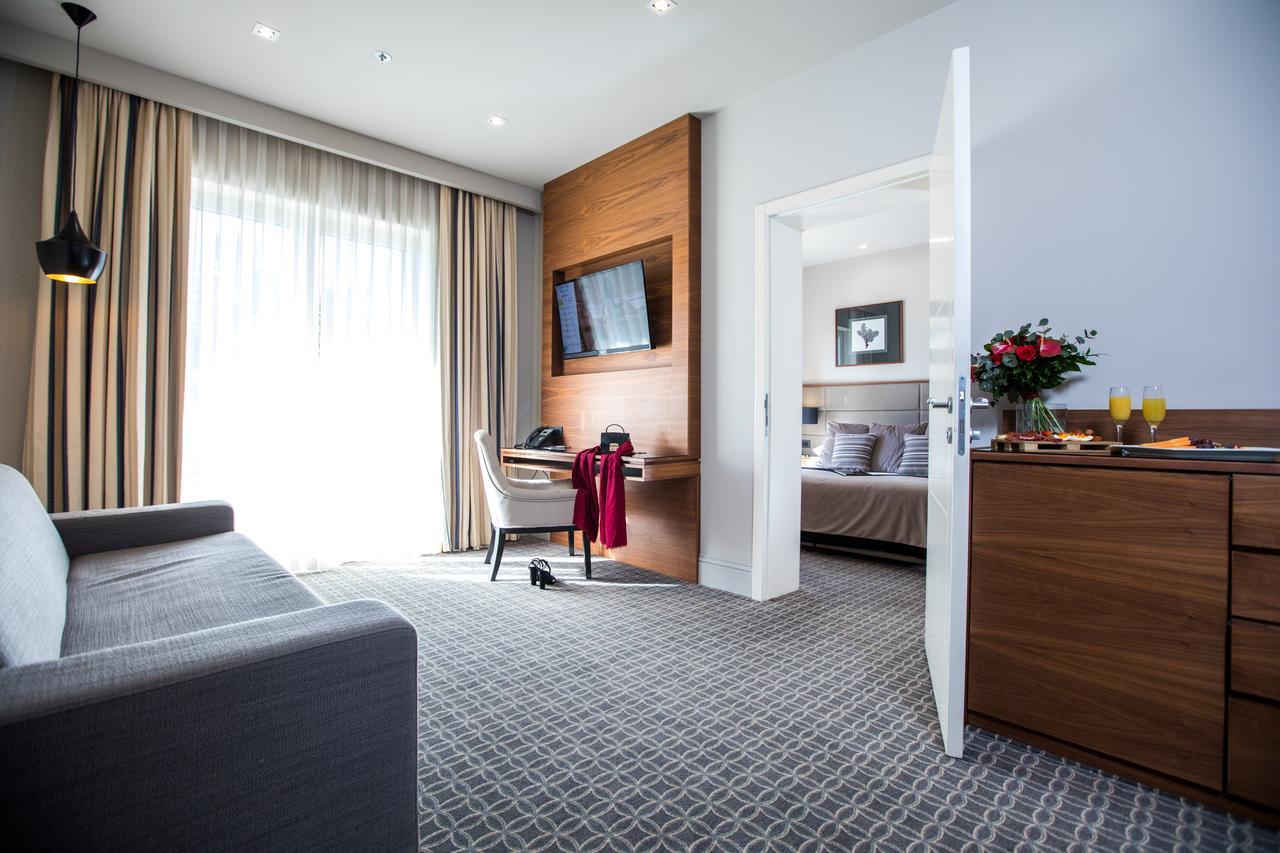 Suite de lujo con balcón y vistas al mar