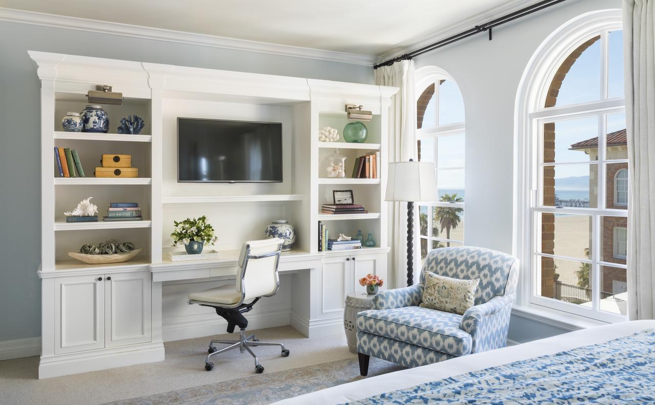 Quarto com Cama King-size e Vista Parcial do Mar