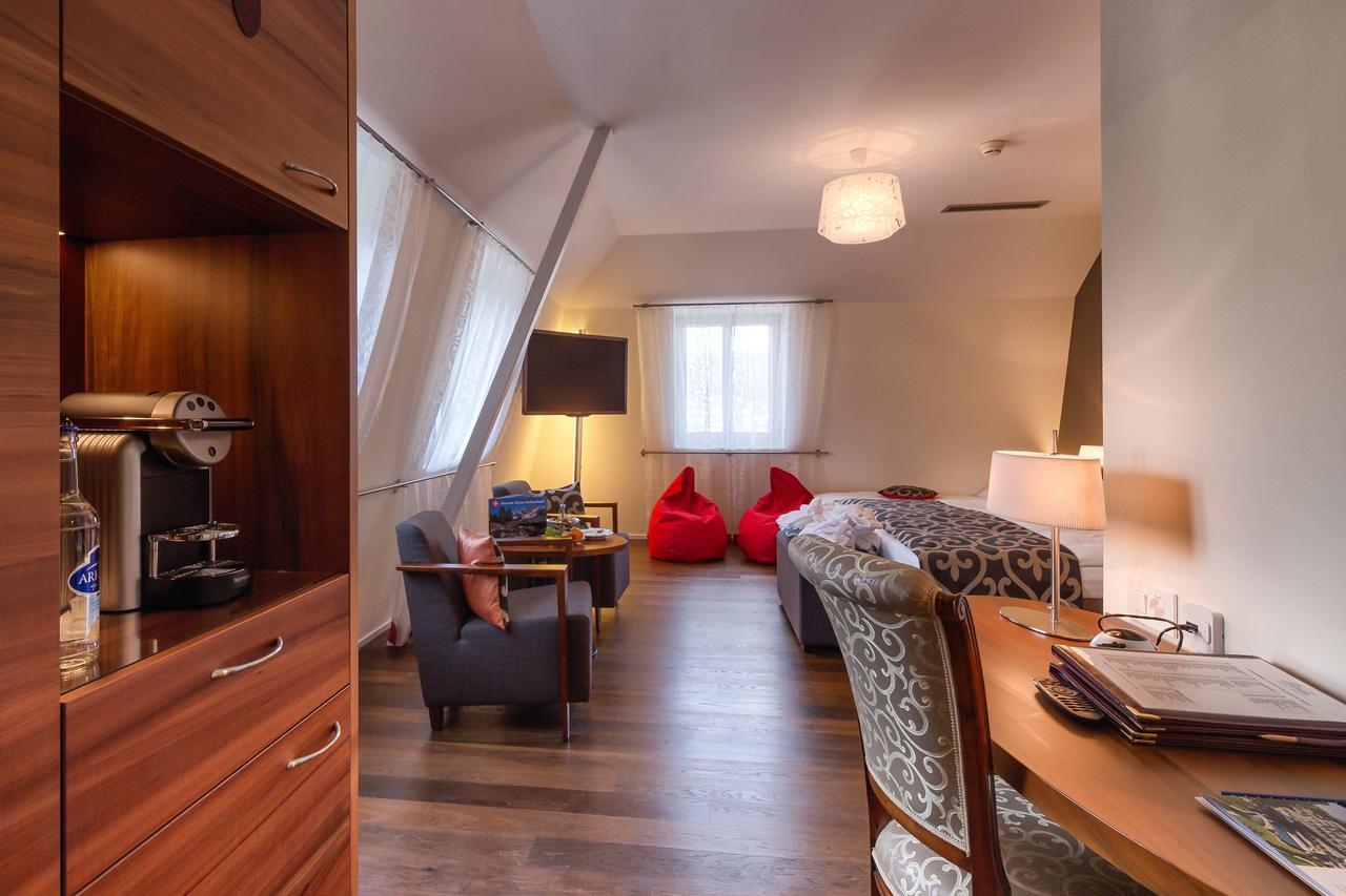 Boutique Family Room,685242390:JPEG