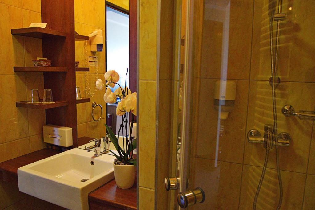 Standard Zimmer mit Verbindungstür und Balkon