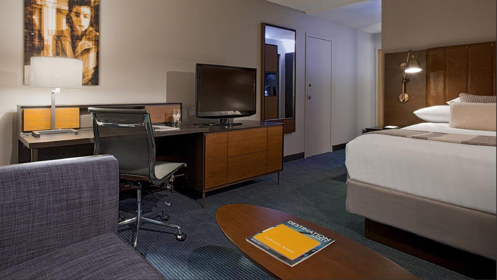 Zimmer mit Kingsize-Bett und Stadtblick
