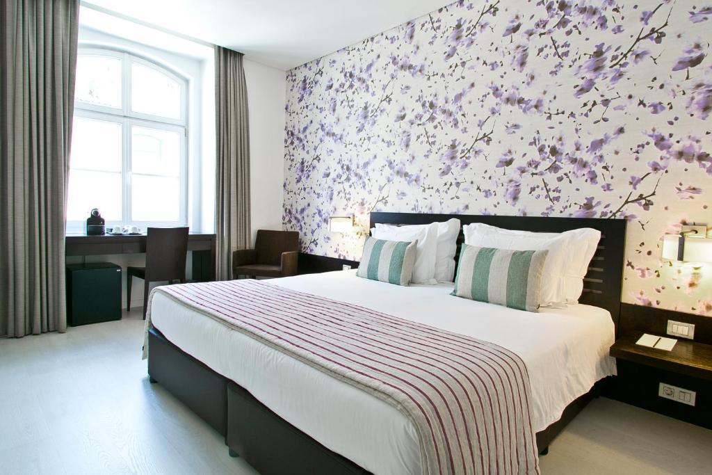 Quarto Standard com Cama de Casal ou 2 de Solteiro e Vista da Rua