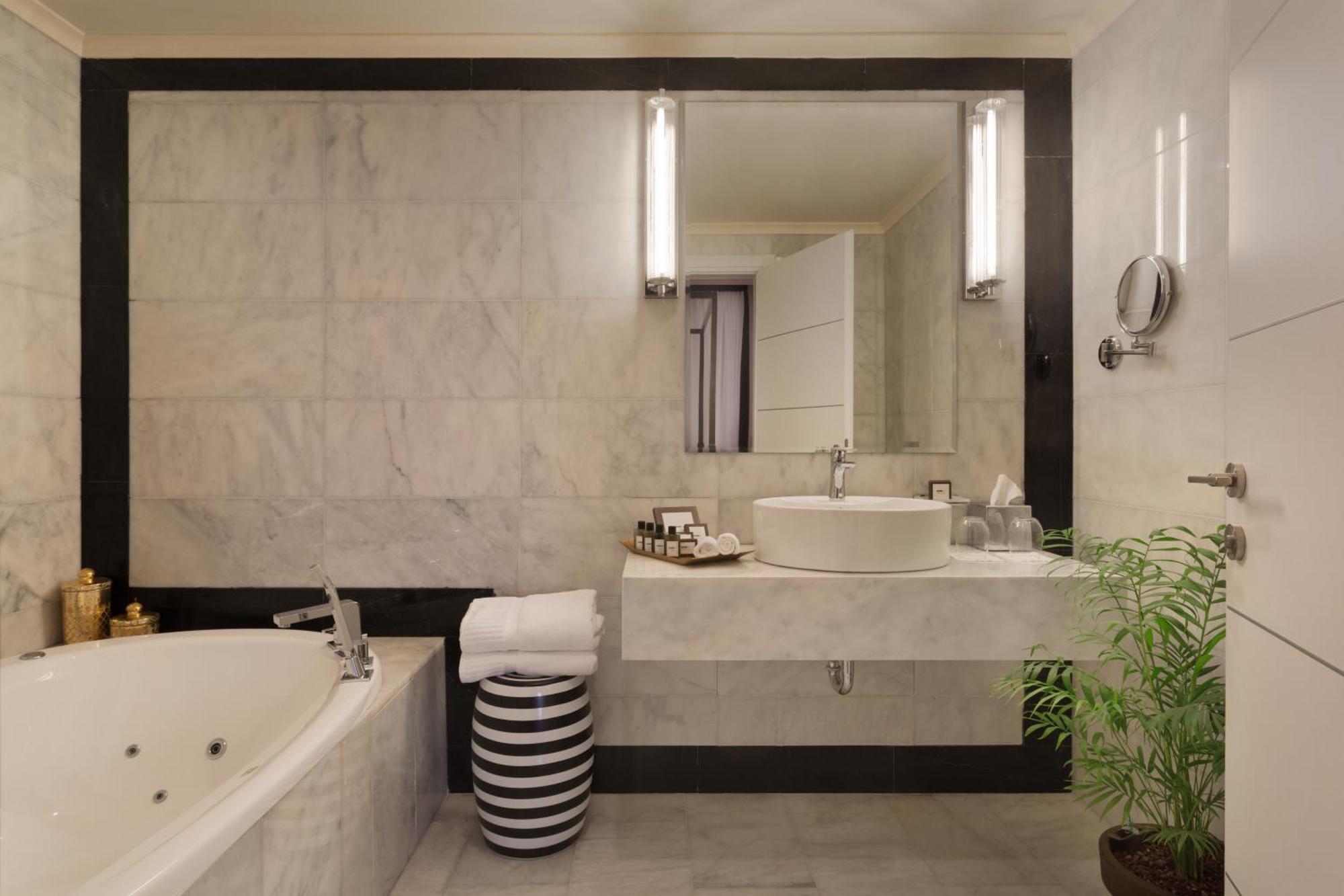 Penthouse studio with outdoor Hot Tub,1441752364:JPEG