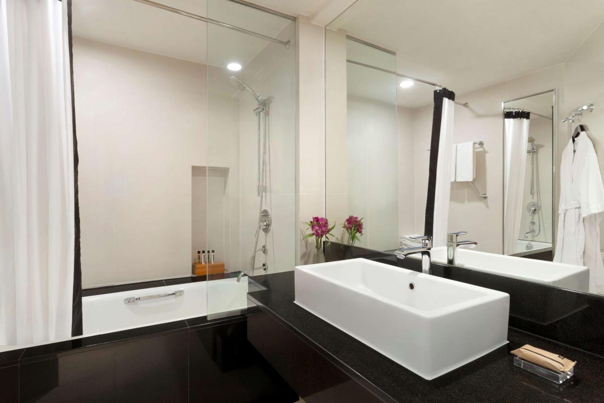 Deluxe Queen Room (Free Return Airport Transfer, Complimentary Wifi)