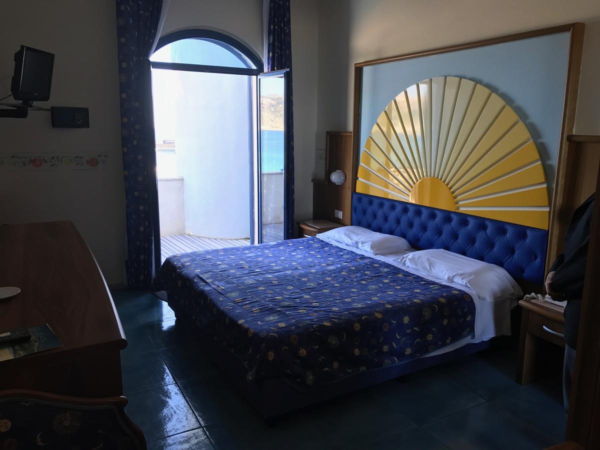 Double or Twin Room Sea View