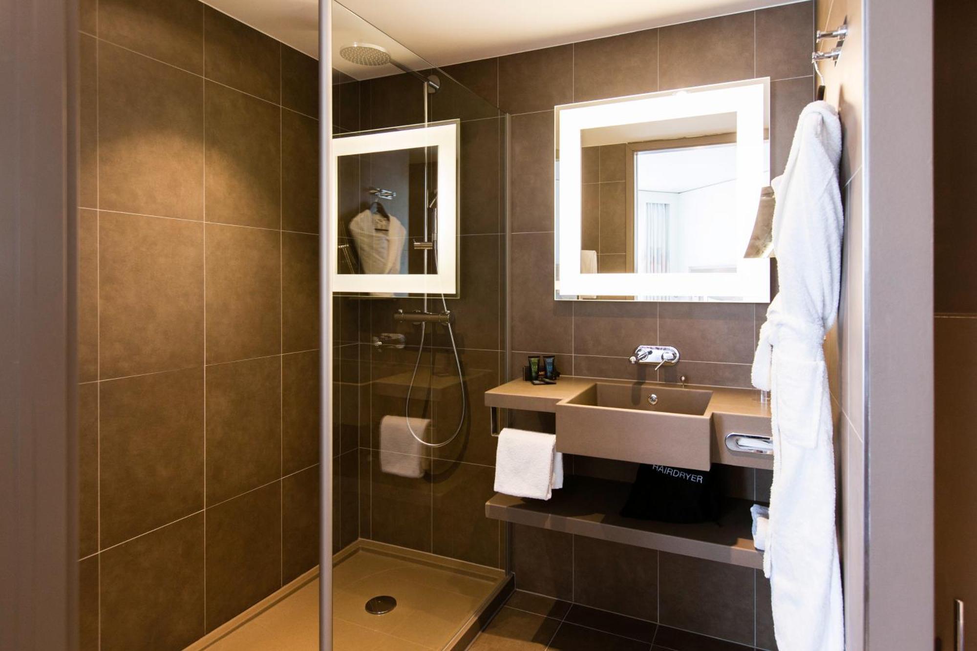 Junior Executive Suite with One Queen Bed and Sofabed