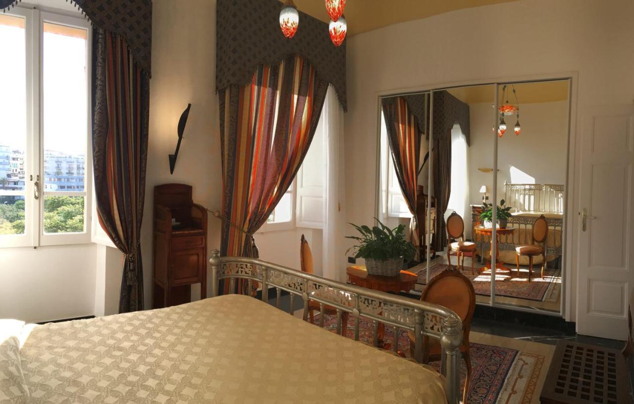 Suite met balkon en uitzicht op park