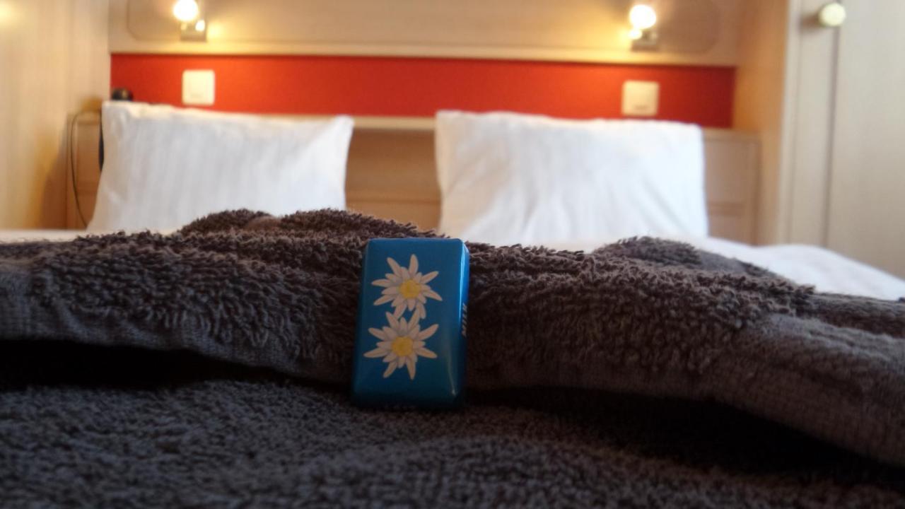 Standard Twin Room with Mountain View
