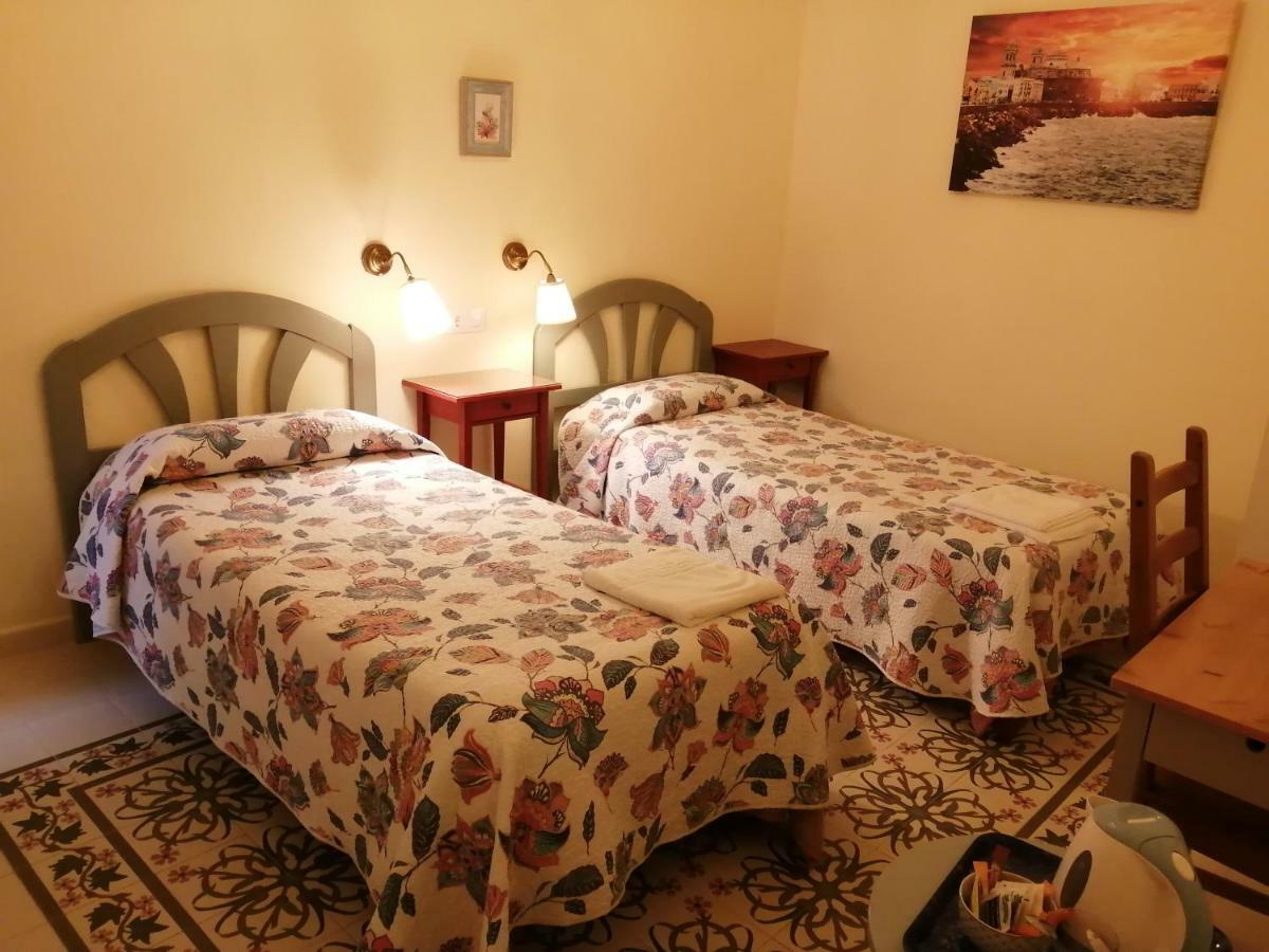 Quarto com 2 Camas de Solteiro e Banheiro Compartilhado