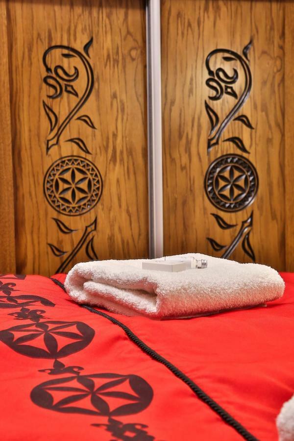 Deluxe Studio,784463475:JPEG